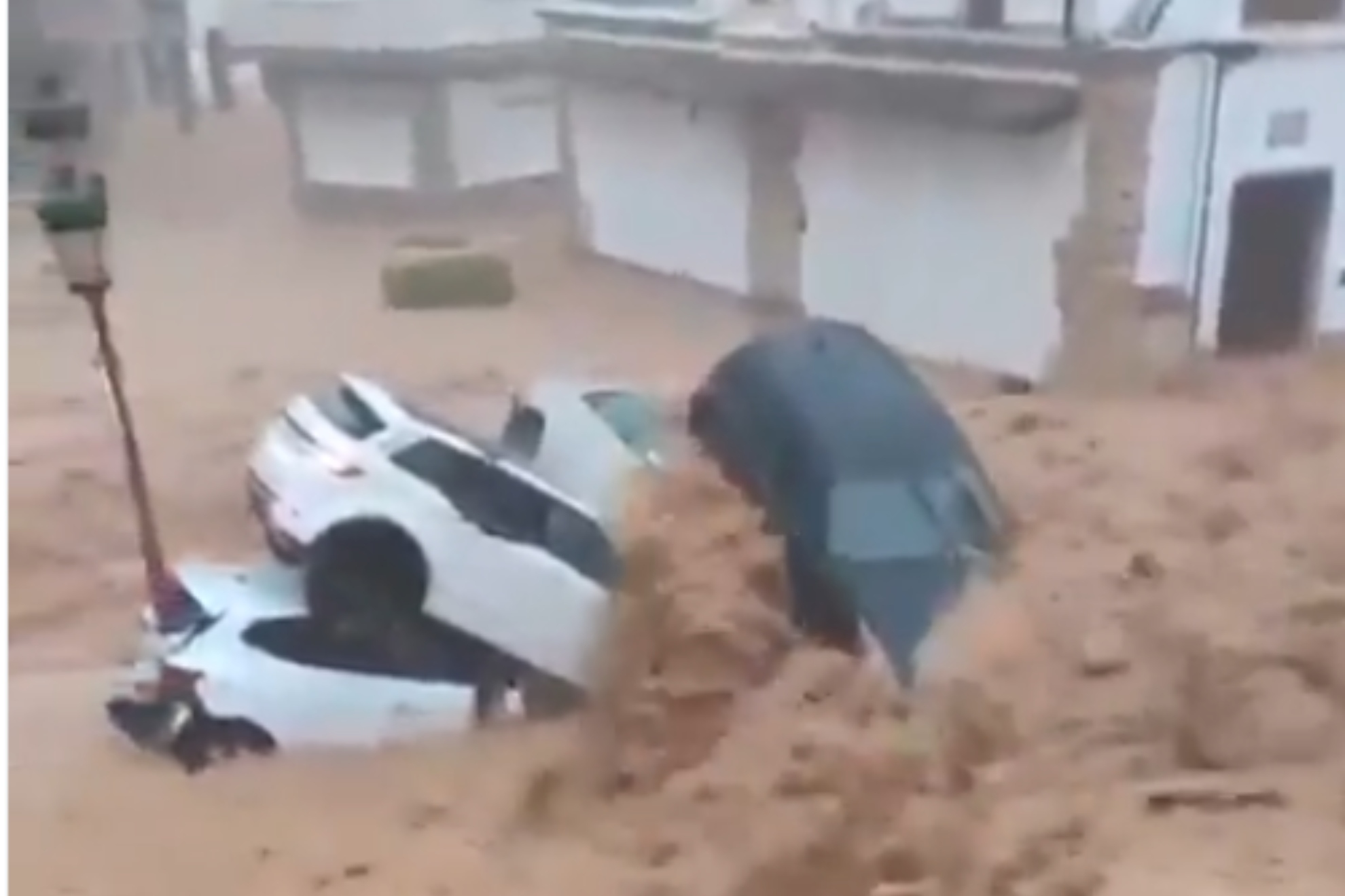 Lluvias torrenciales en Madrigueras (Albacete) con riadas por las calles, una mujer muerta, 90 desalojados...