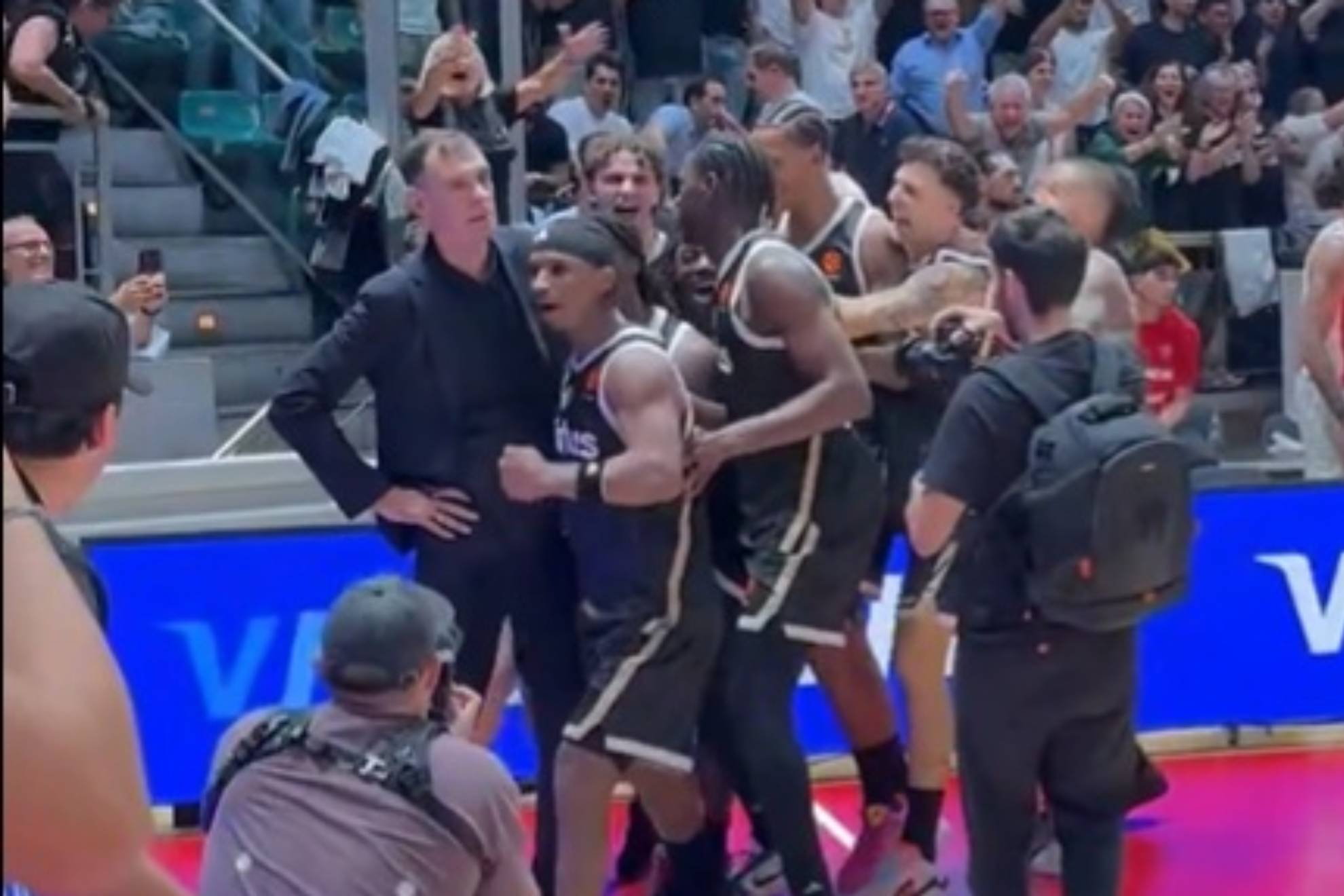 El Panathinaikos denuncia los empujones del técnico del Olympiacos a jugadores de la Virtus