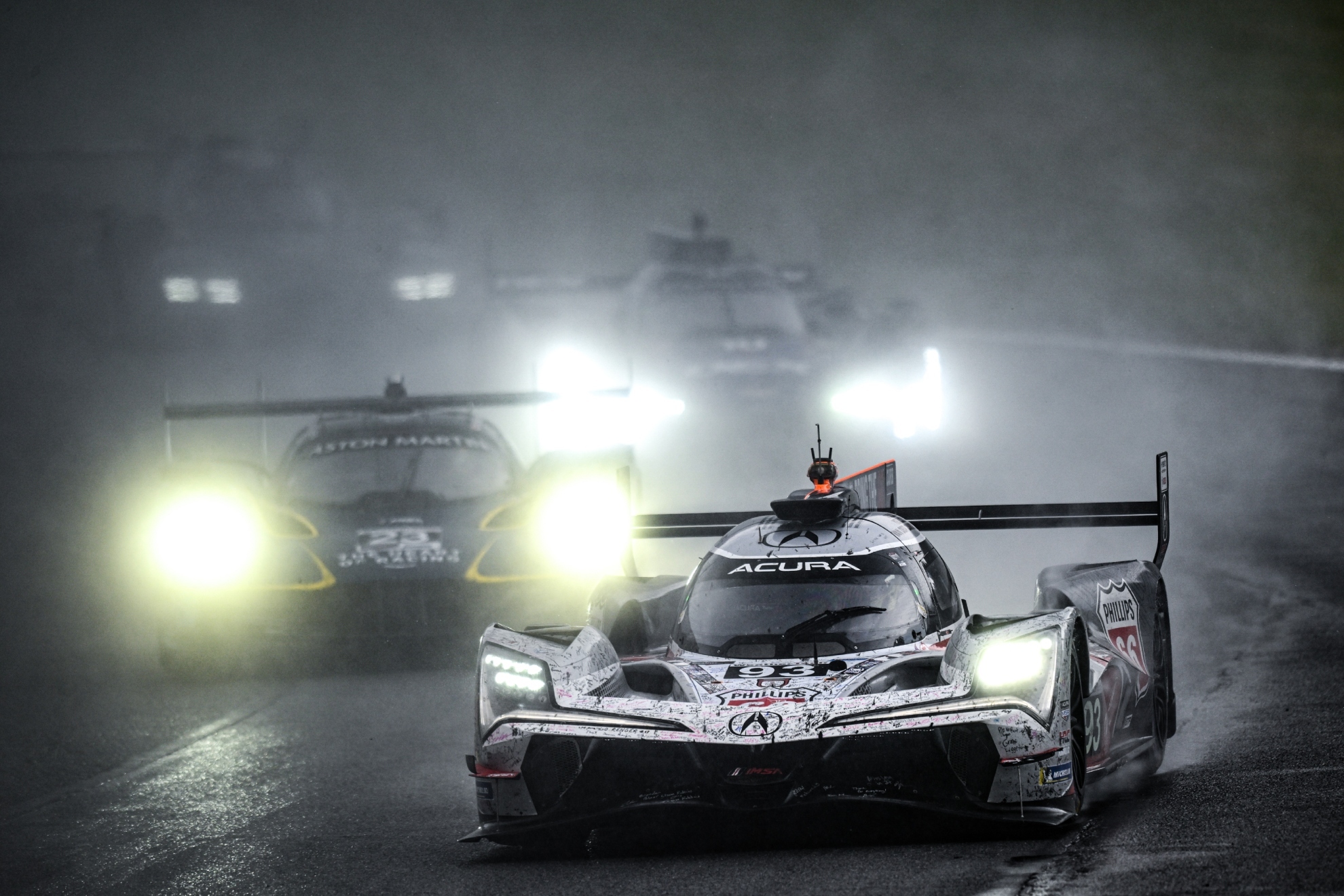 Magnussen embiste a Palou y acaba con sus opciones en Petit Le Mans