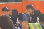 Mariano, como una estrella del rock en República Dominicana: a besos con una fan
