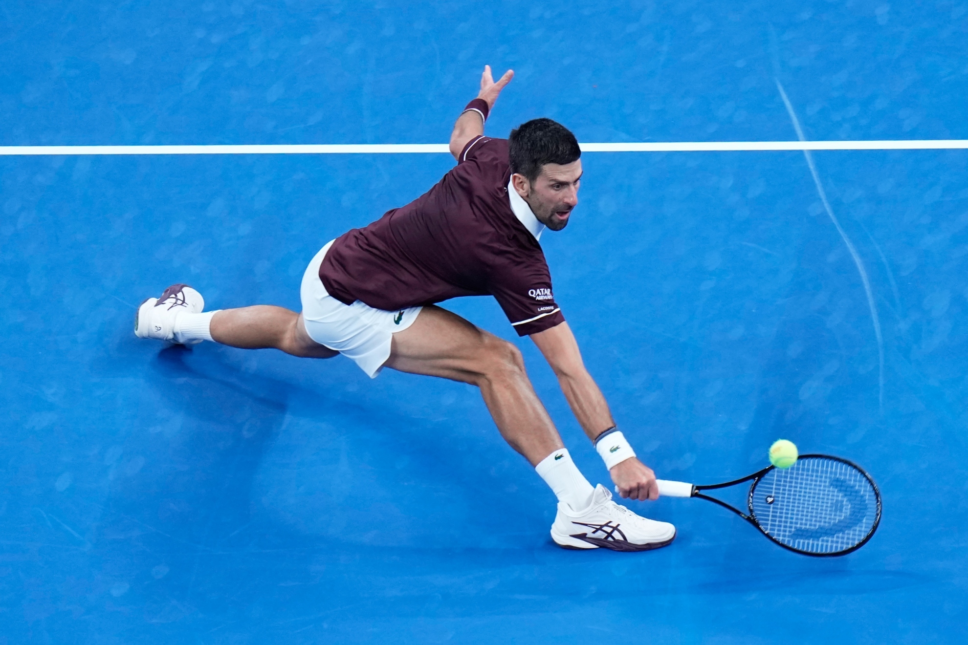 Djokovic alarga su tiranía en Pekín por descalificación de Medvedev