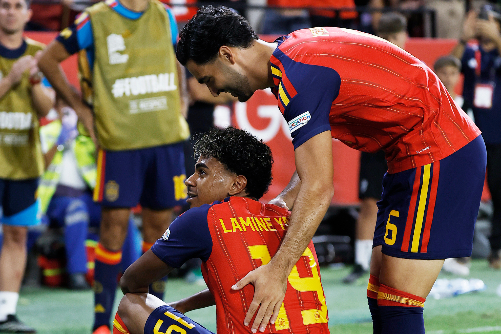 Lamine Yamal madruga y Mikel Merino trasnocha