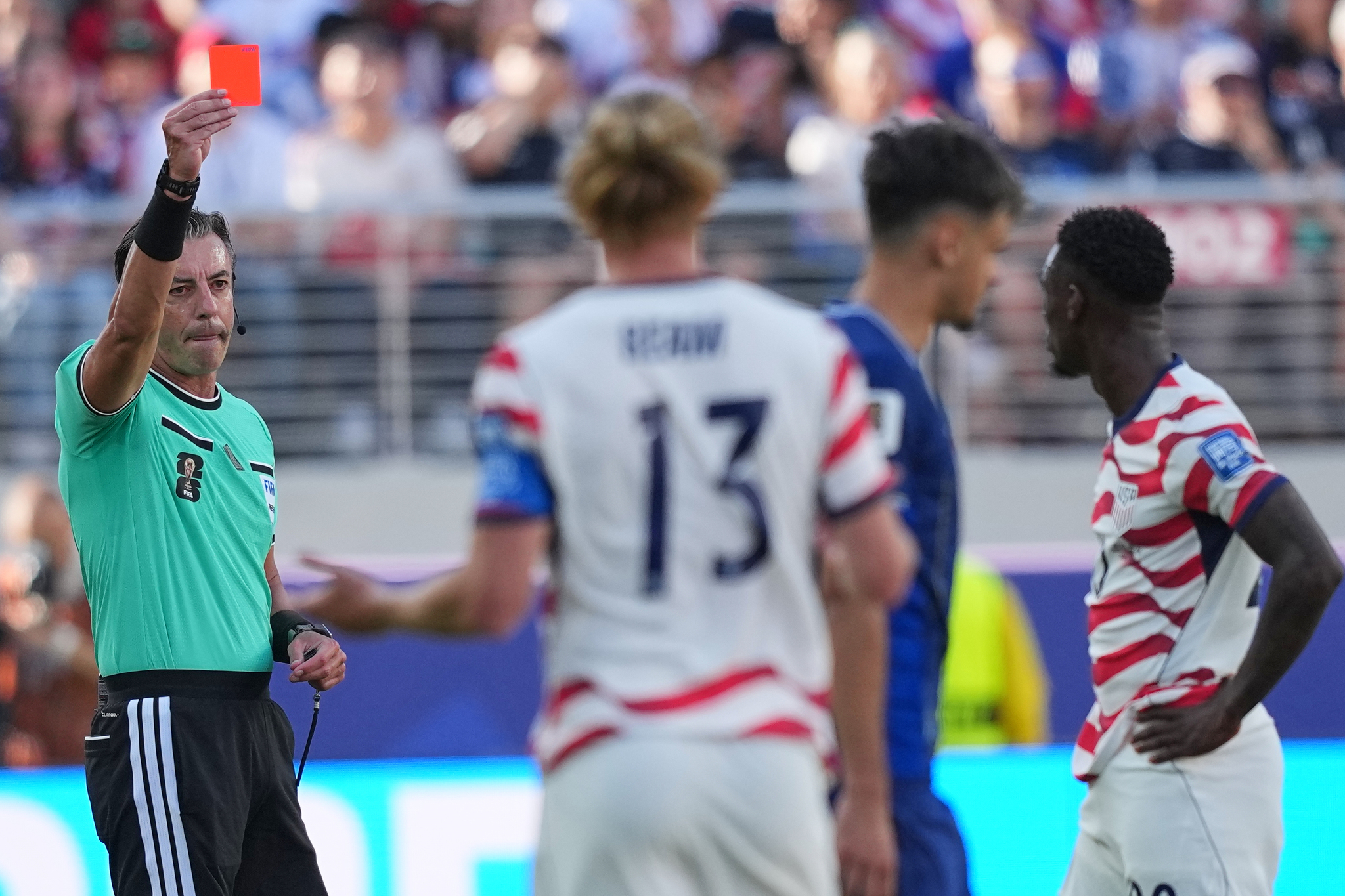 La Federación noruega presenta dos solicitudes a la FIFA para investigar la roja a Balogun y el premio a Trump