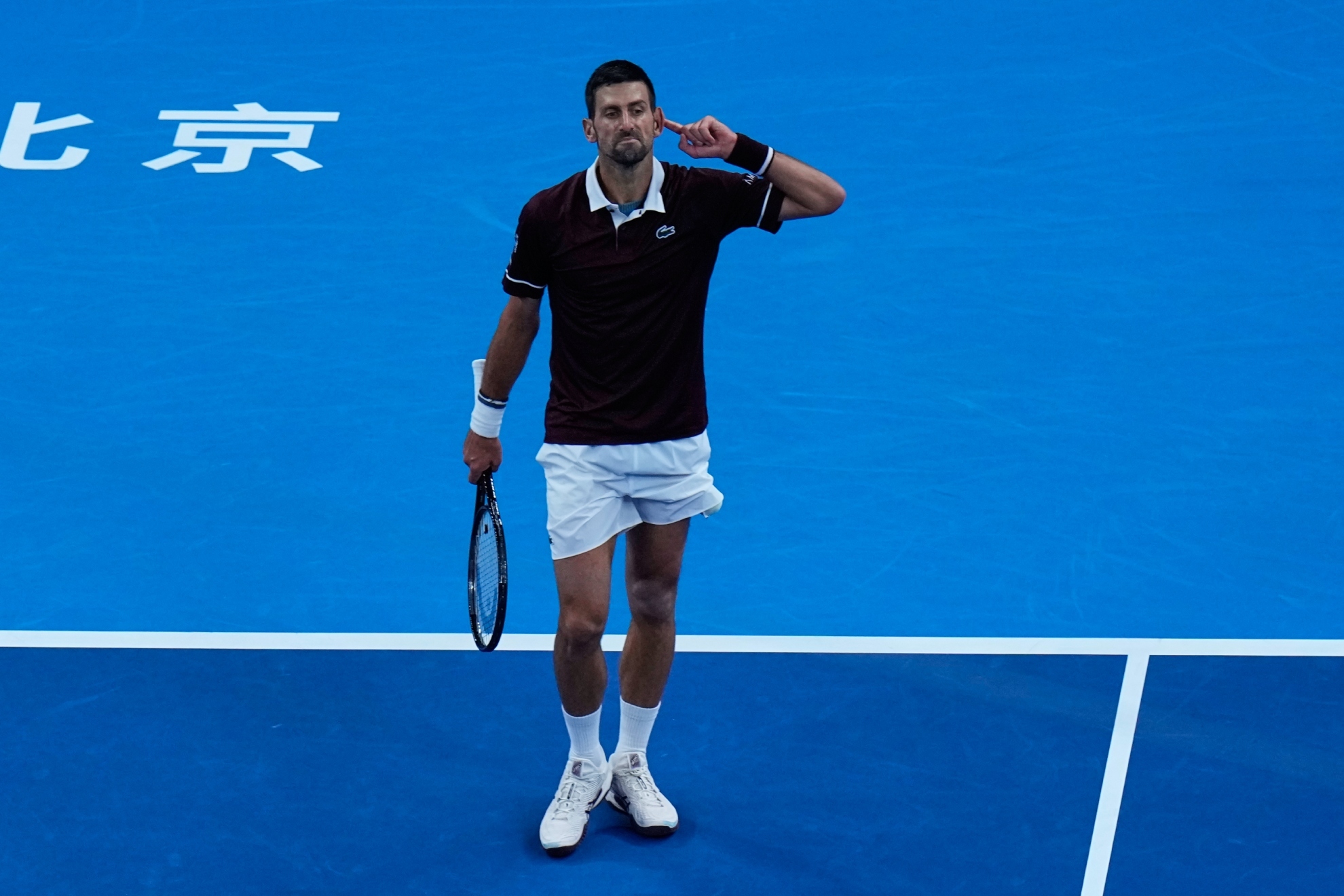 Djokovic gana por séptima vez en Pekín por retirada de De Miñaur y va a por las 103 coronas de Federer