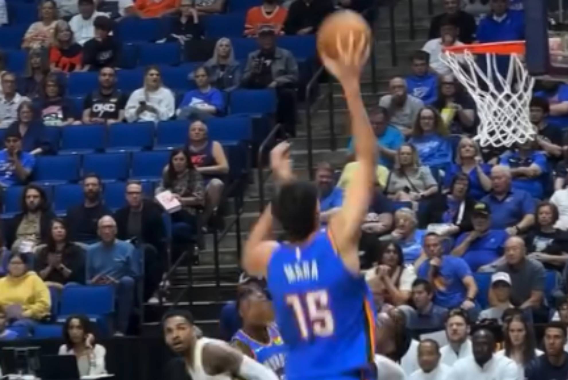 Aday Mara impacta a la NBA en su inmaculado estreno con los Thunder imponiendo su alcance de 2,97 m.
