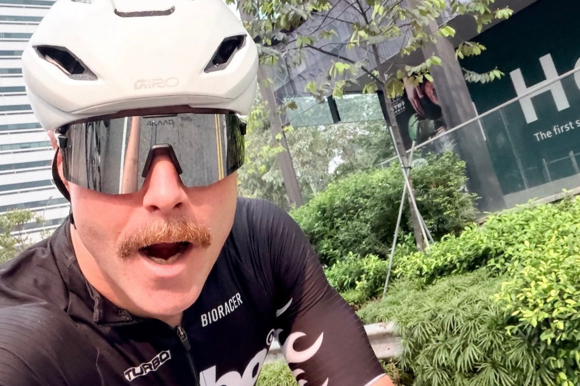 Valtteri Bottas llega a Singapur desde Malasia... ¡en bici!