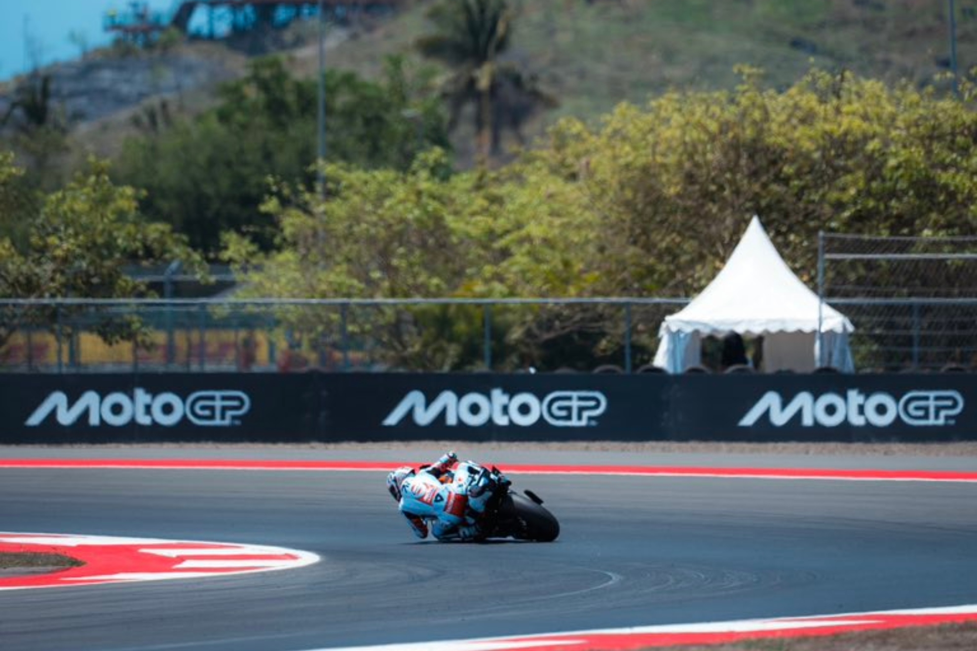 Raúl Fernández vuela, Aprilia domina y Acosta y Marc Márquez, lejos de ellos
