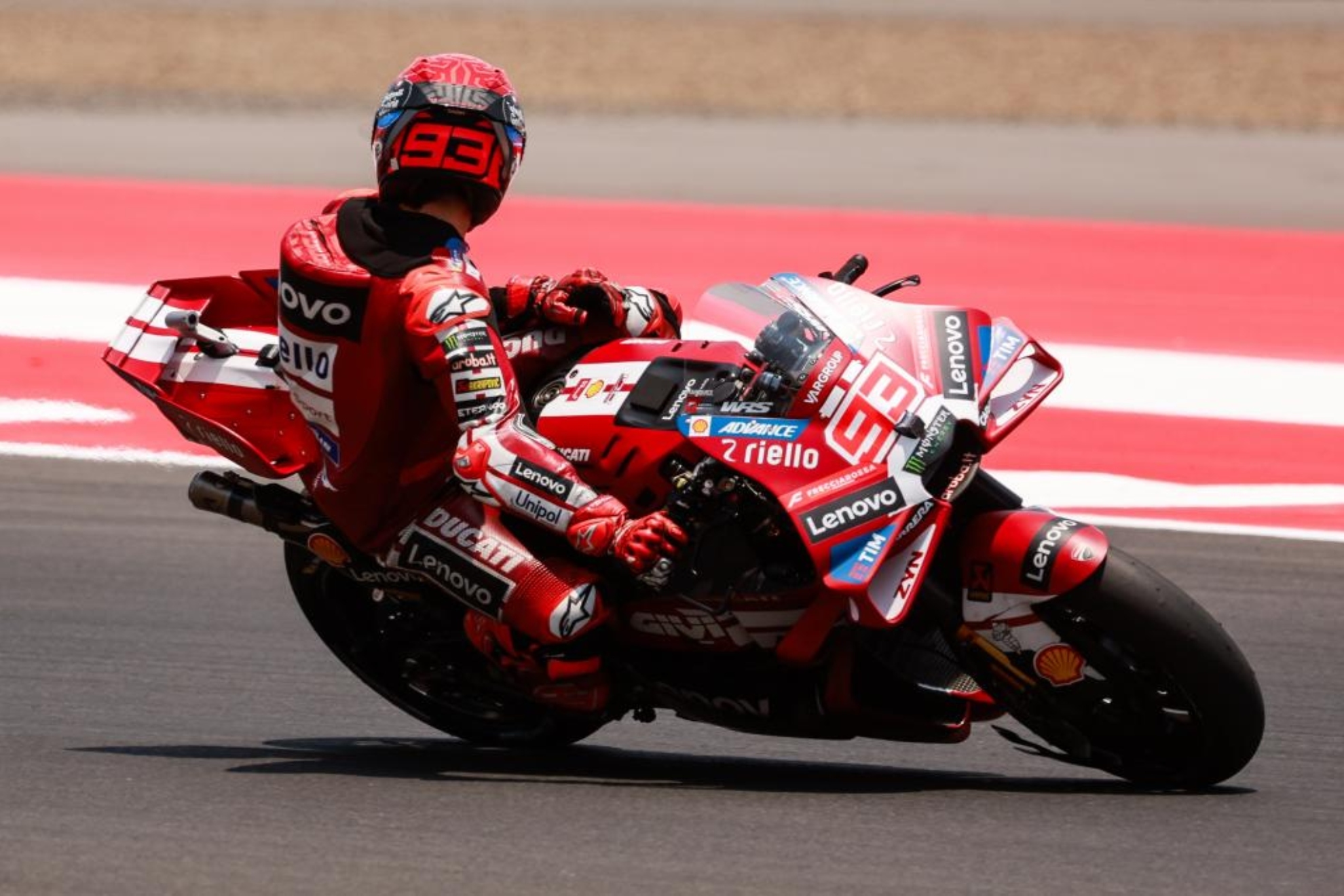 Marc Márquez aprovecha los problemas de Aprilia y es líder