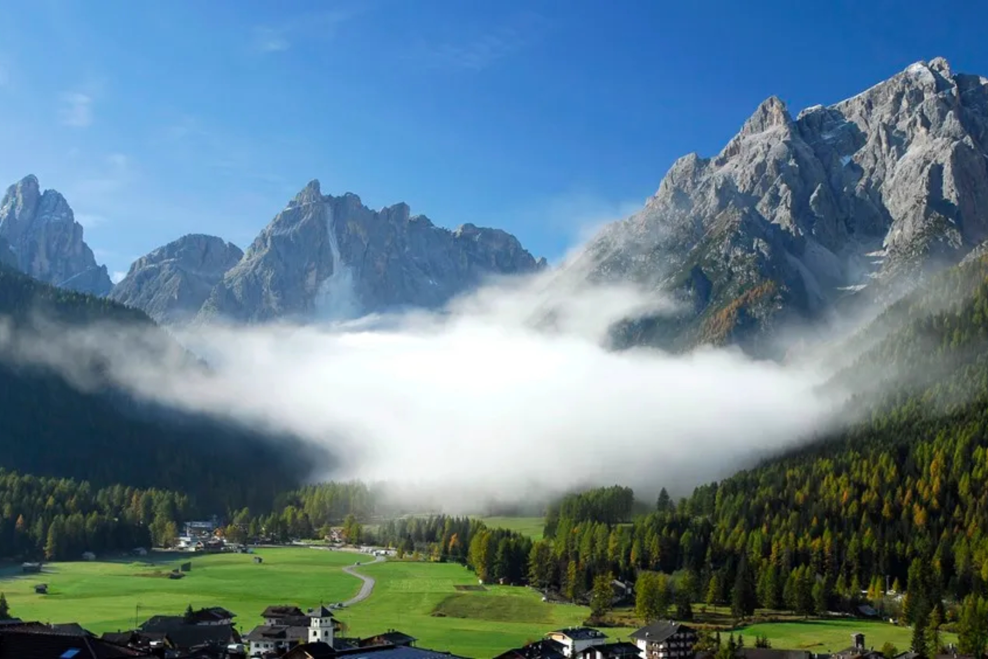 Dormir en Francia y Suiza a la vez: el hotel partido en dos por la frontera que burló a los nazis y salvó a 600 judíos en la II Guerra Mundial