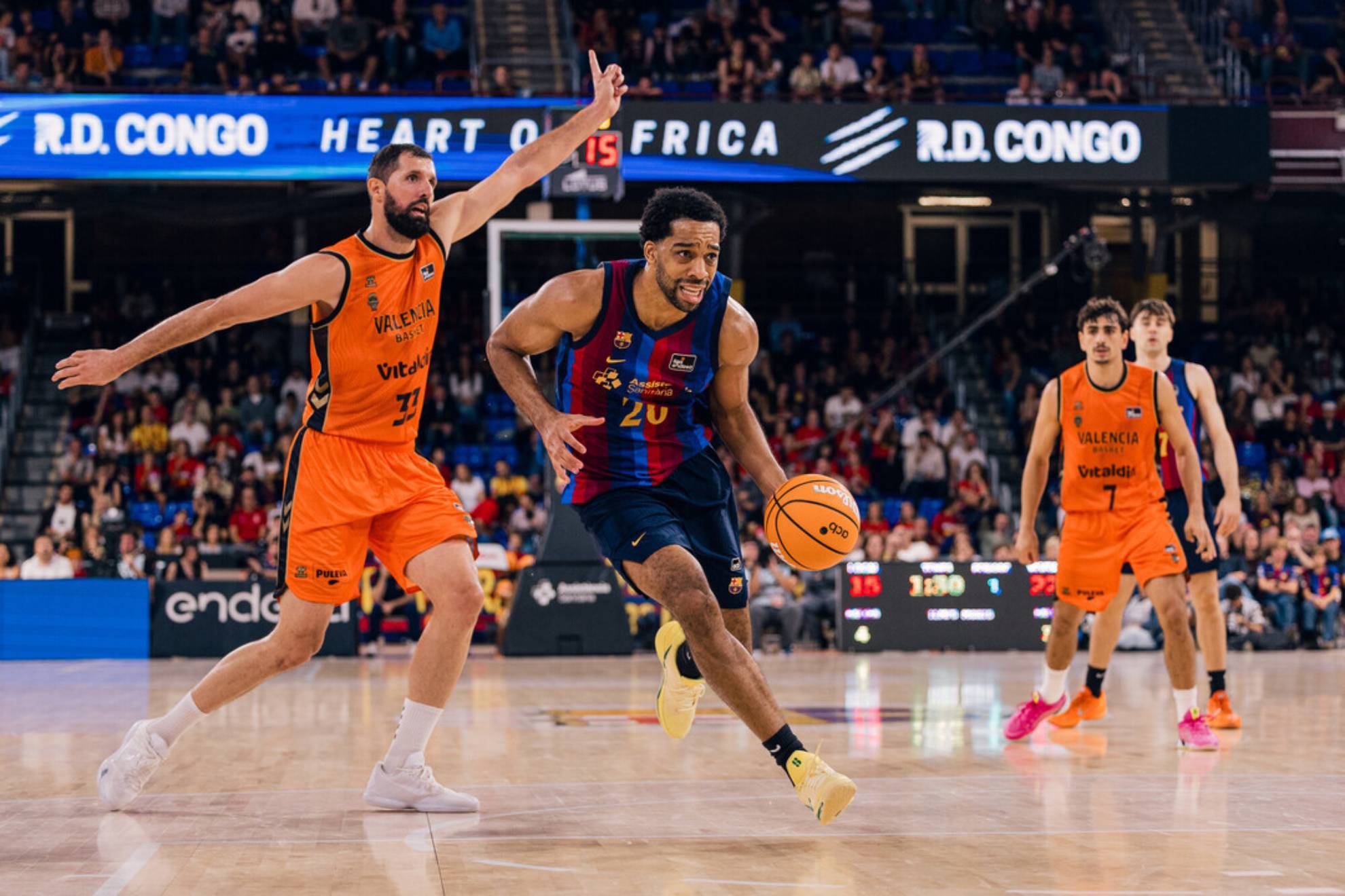 El Barça somete al Valencia y acaba con la maldición del ex: Mirotic que erró el triple para empatar