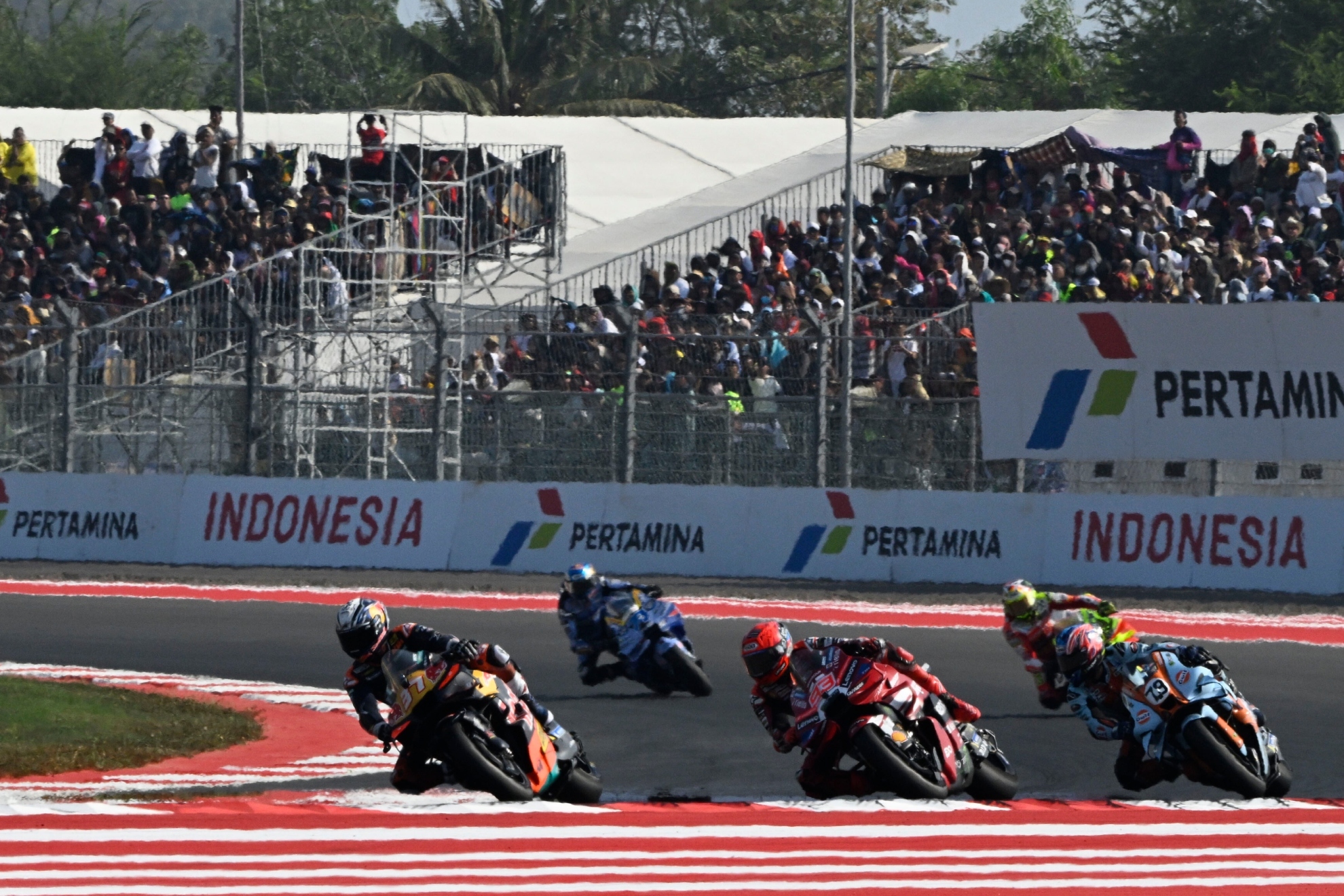"Es la regla más tonta de MotoGP, parecíamos burros"
