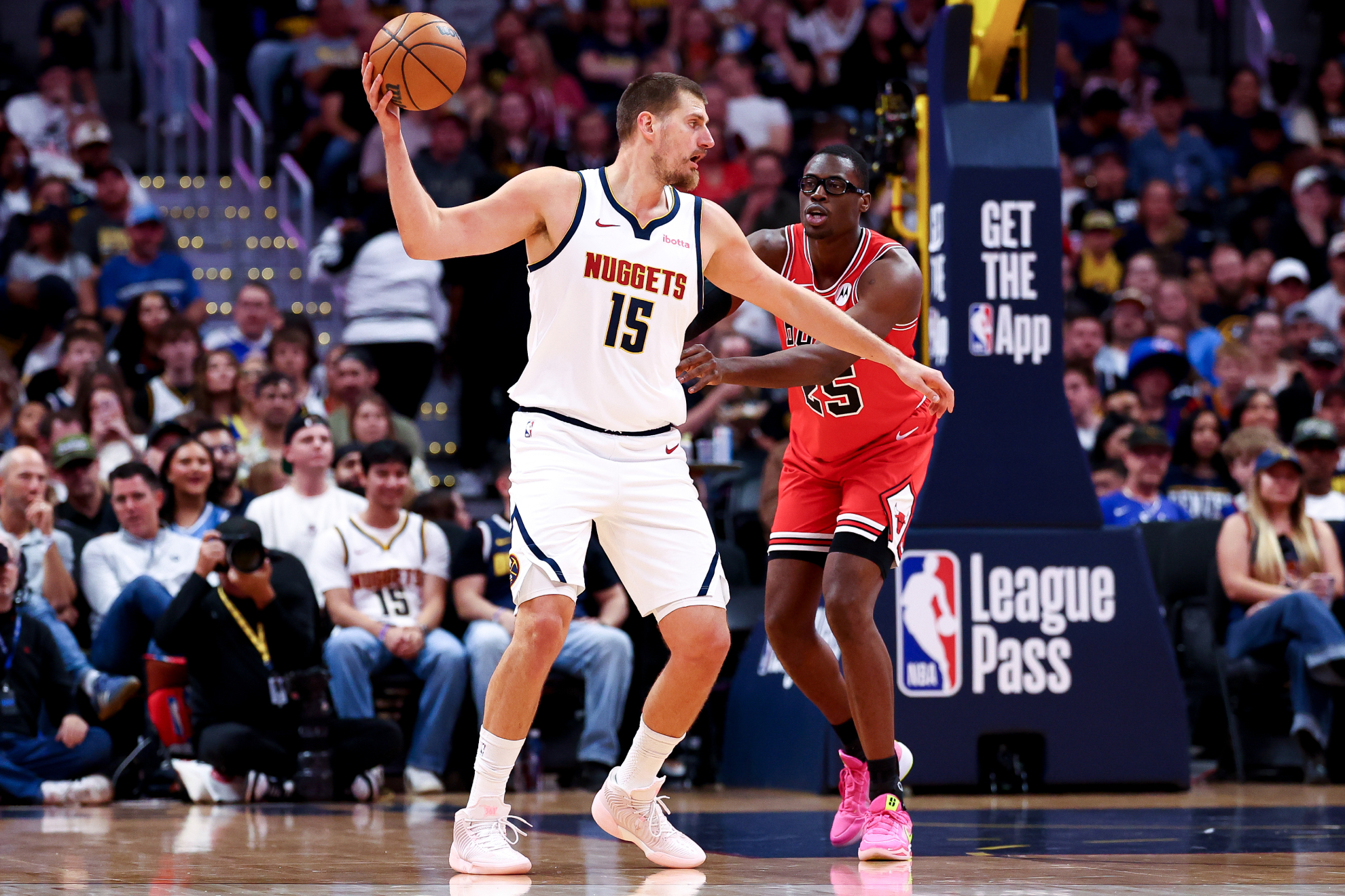 Nikola Jokic envía un mensaje a sus críticos con un triple-doble