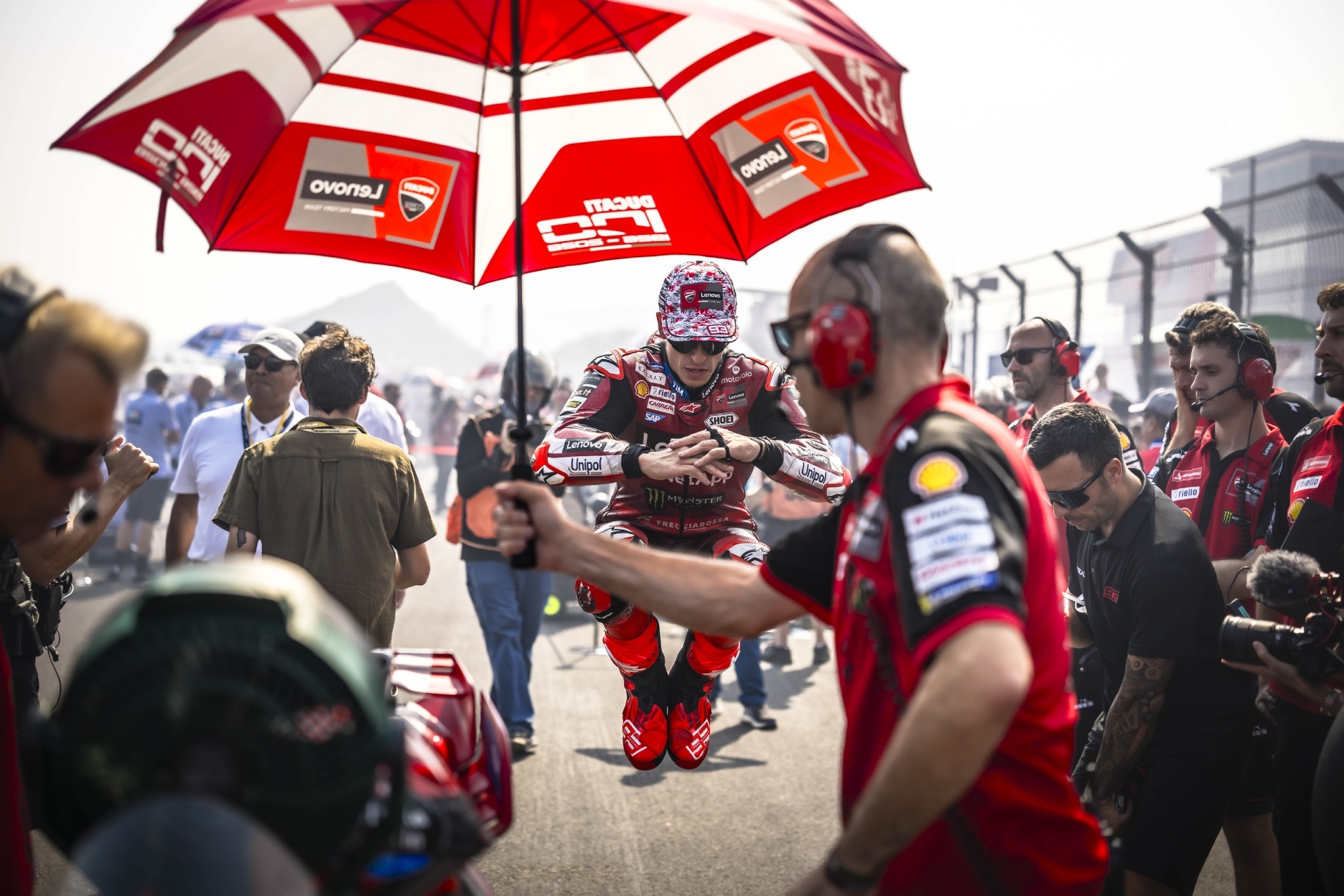 MotoGP multará por no ir a actos promocionales y los Márquez o Acosta no se cortan: "Nos llevan al límite"
