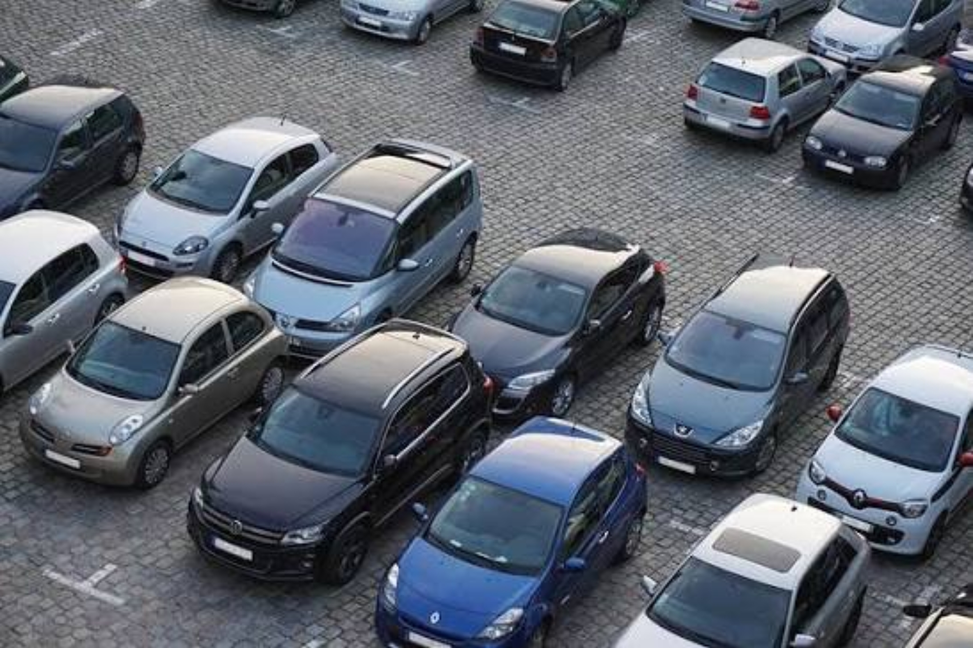 La Ley de la Propiedad Horizontal lo aclara: ¿Puede un propietario con una sola plaza de garaje aparcar sus dos coches en ella?