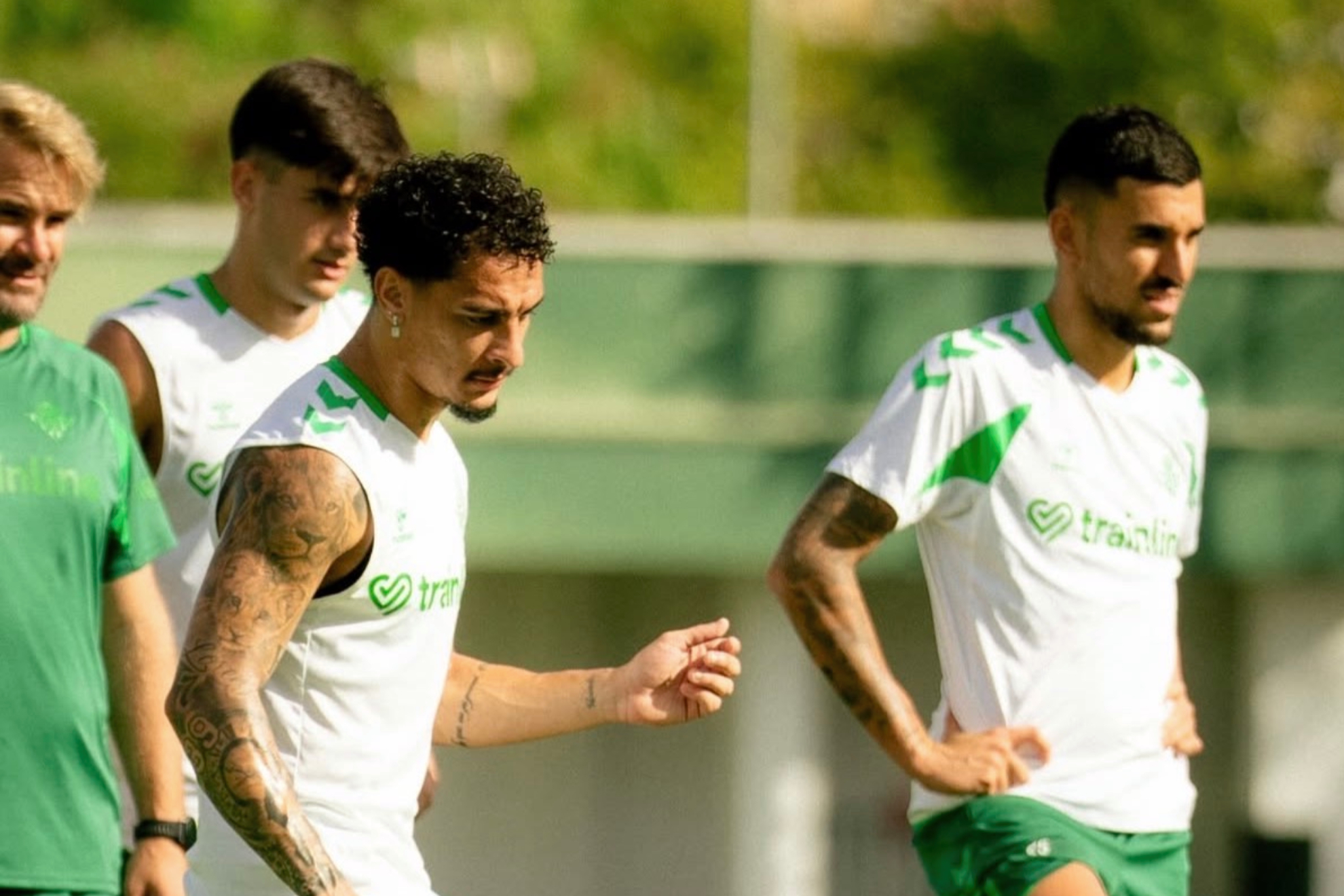 Antony entra en una lista de 24 futbolistas frente al Oporto