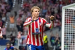 Barrios homenajea a Koke tras el emotivo minuto de silencio por su madre
