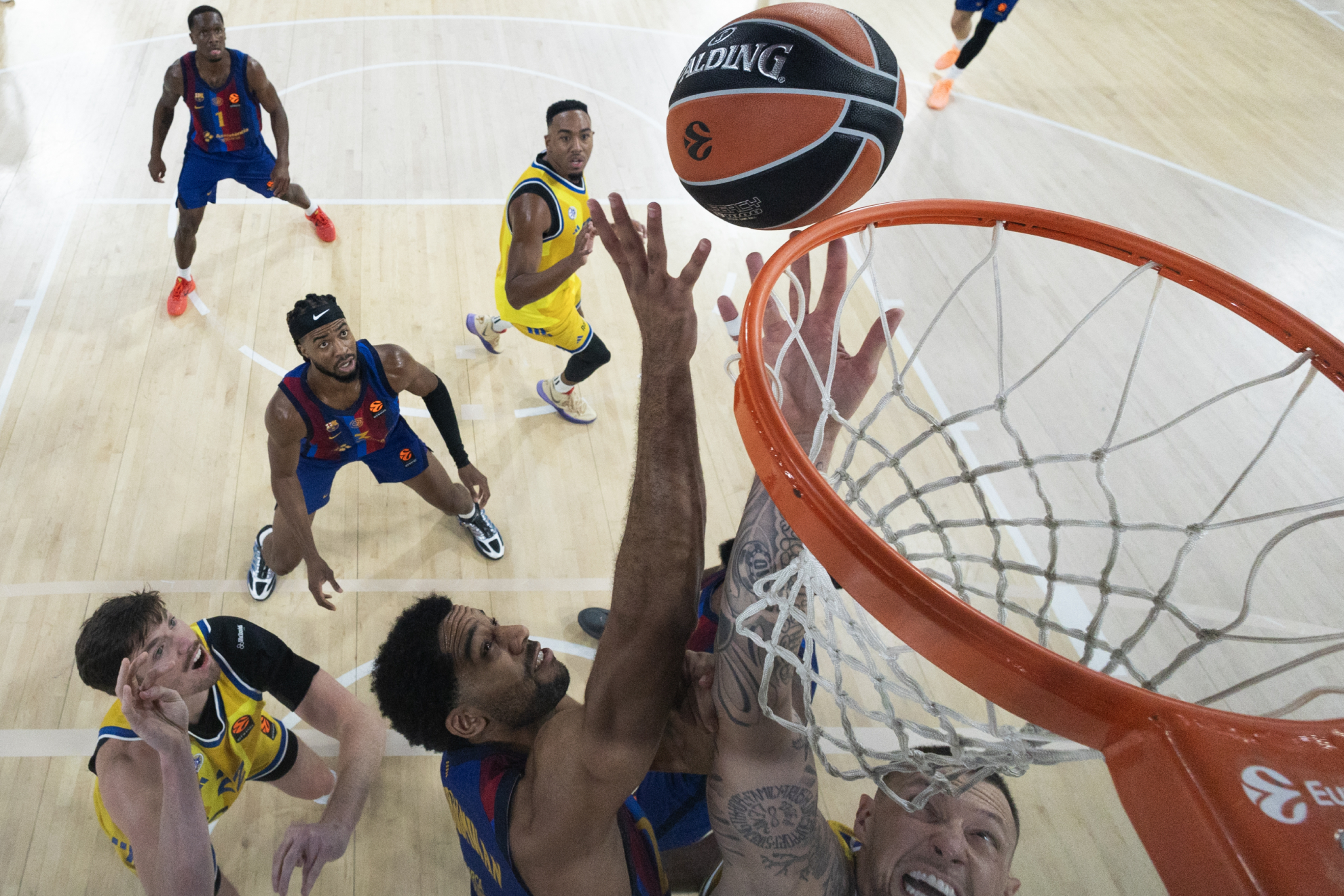 Justin Robinson da el triunfo al Barça con un triple salvador