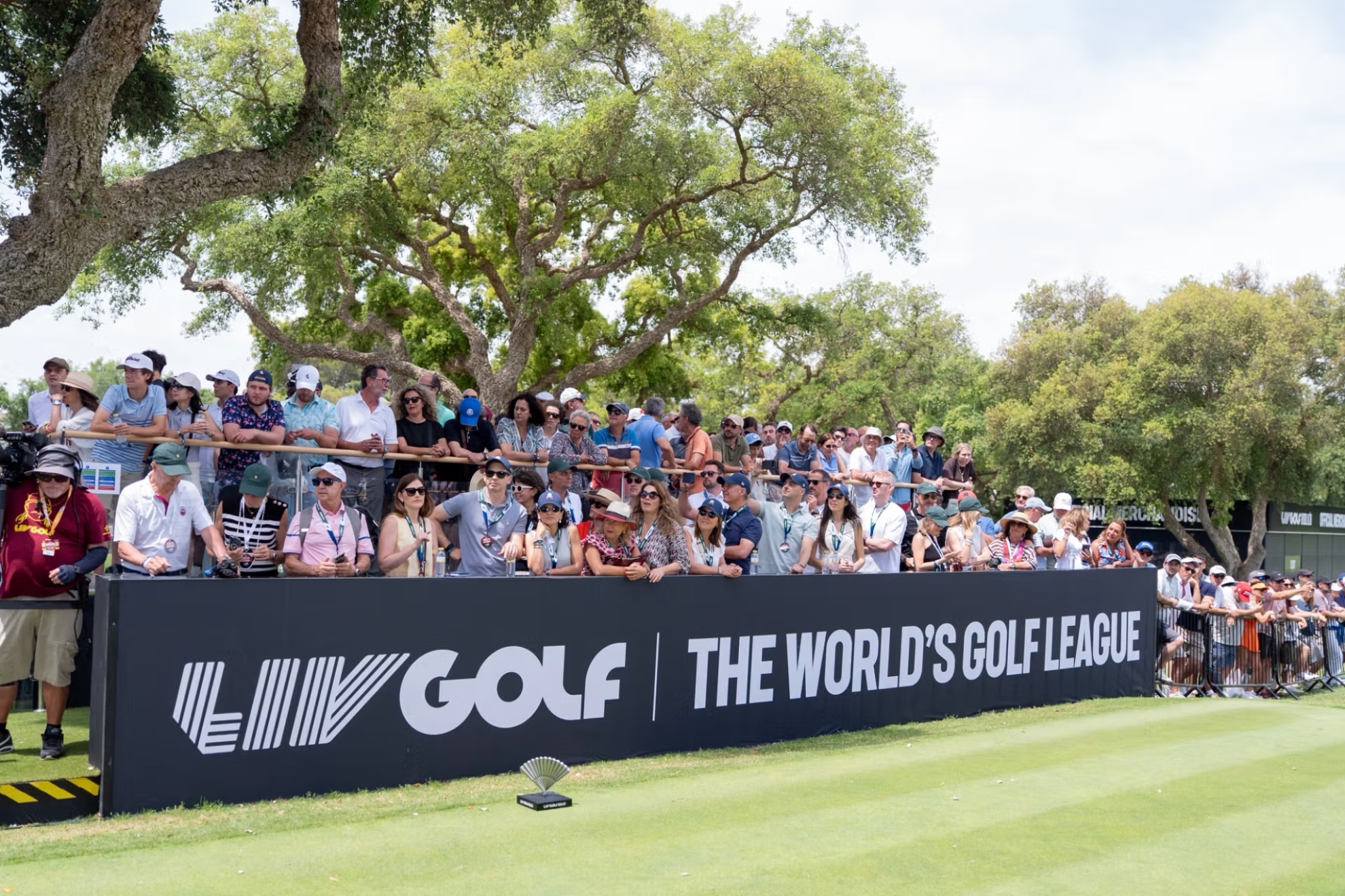 LIV Golf 2.0 ya tiene luz verde pero está que trina con el Circuito Europeo