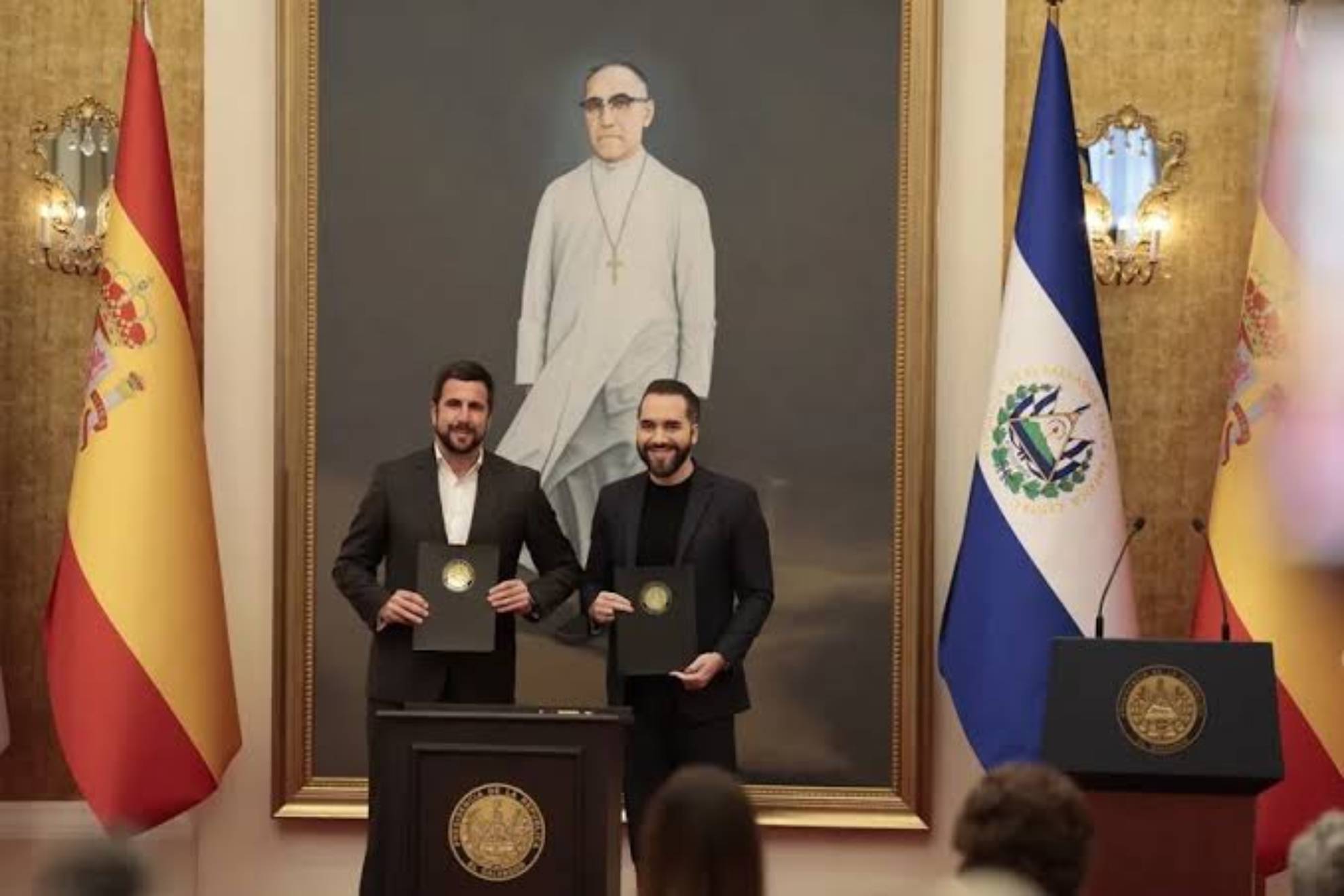 El Salvador firma con Cox, de Enrique Riquelme, un acuerdo para invertir 2.900 millones de dólares en energía y agua