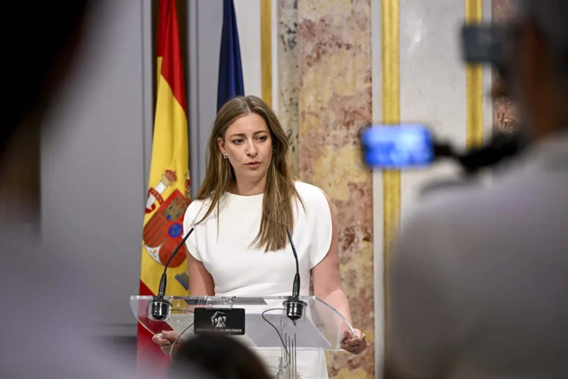 TVE pide disculpas a Ester Muñoz tras atribuirle un bulo sobre Pedro Sánchez: “Me costaría no engancharlo del cuello”