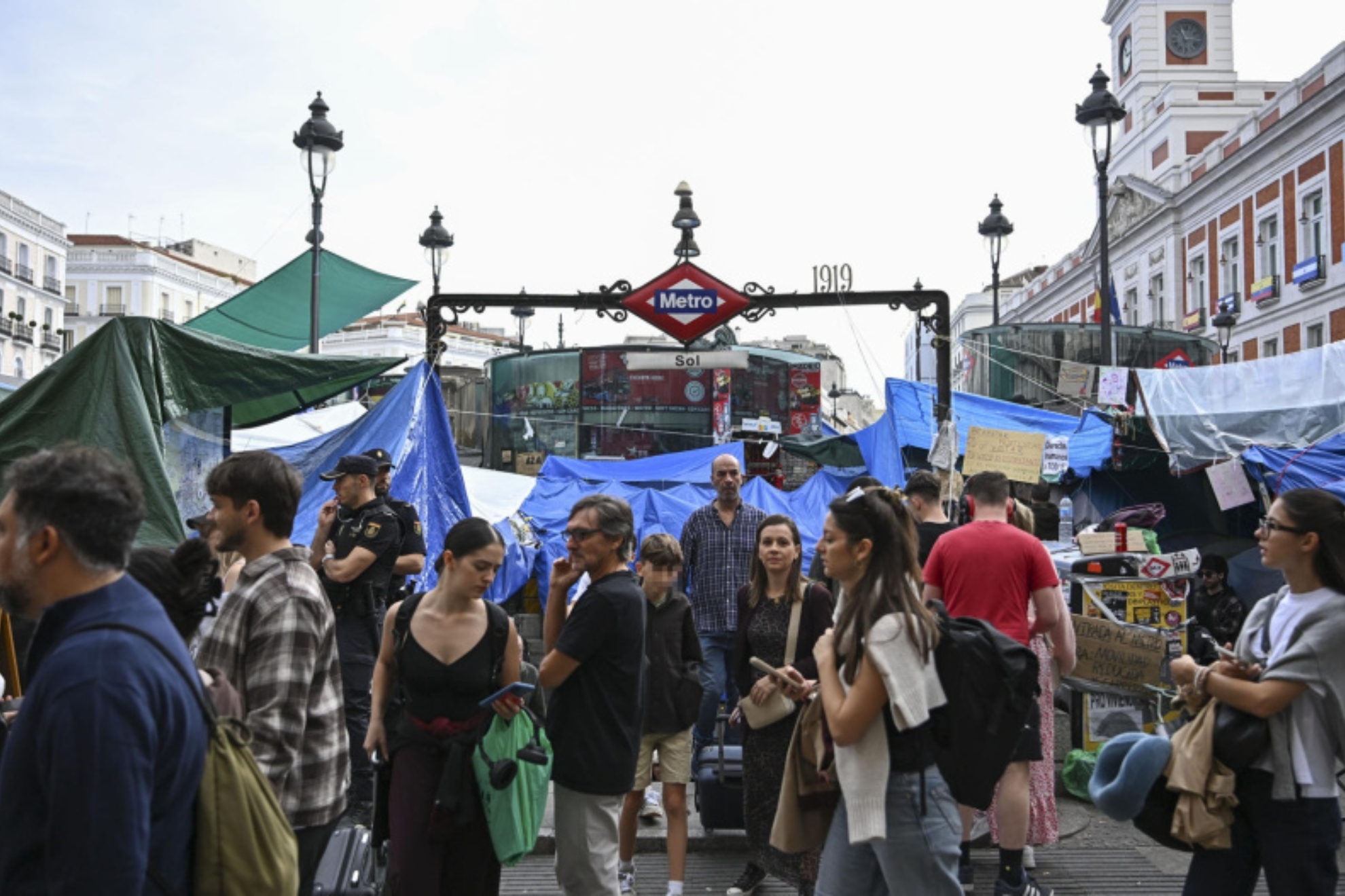 La Comunidad de Madrid ha cerrado la estación de Metro de Sol y Ayuso señala: "Todo el olor que se está empezando ya a contaminar las salidas..."