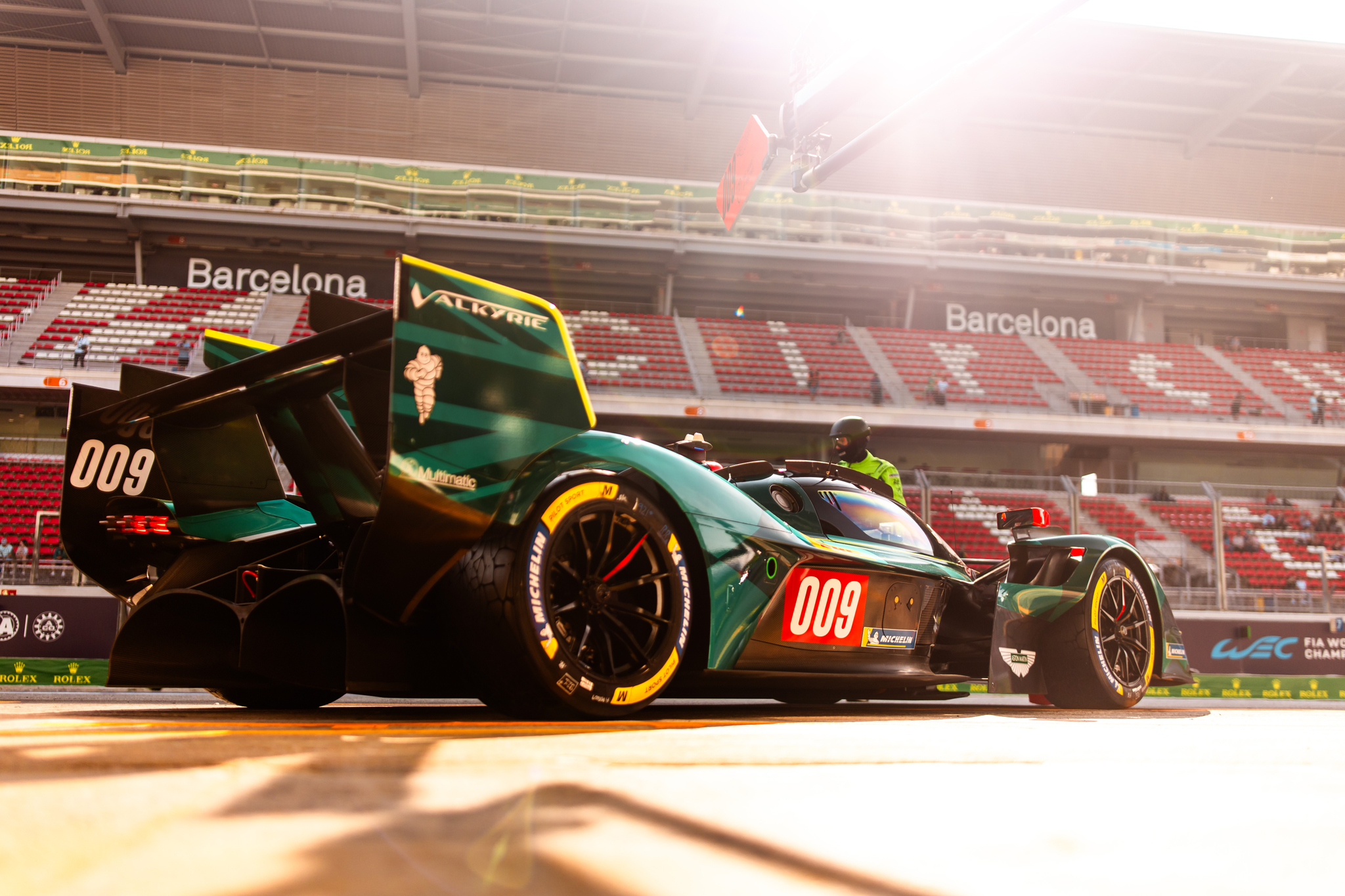Aston Martin va en serio: vuela también en los libres 2 de Barcelona