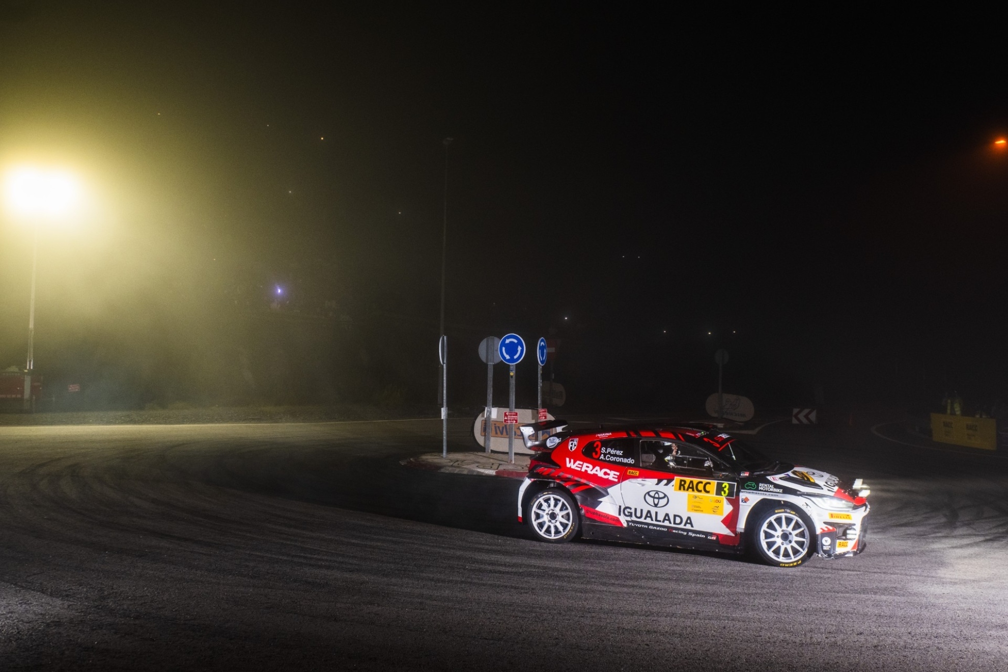 Sergi Pérez se crece en su casa y domina la primera etapa del RallyRACC