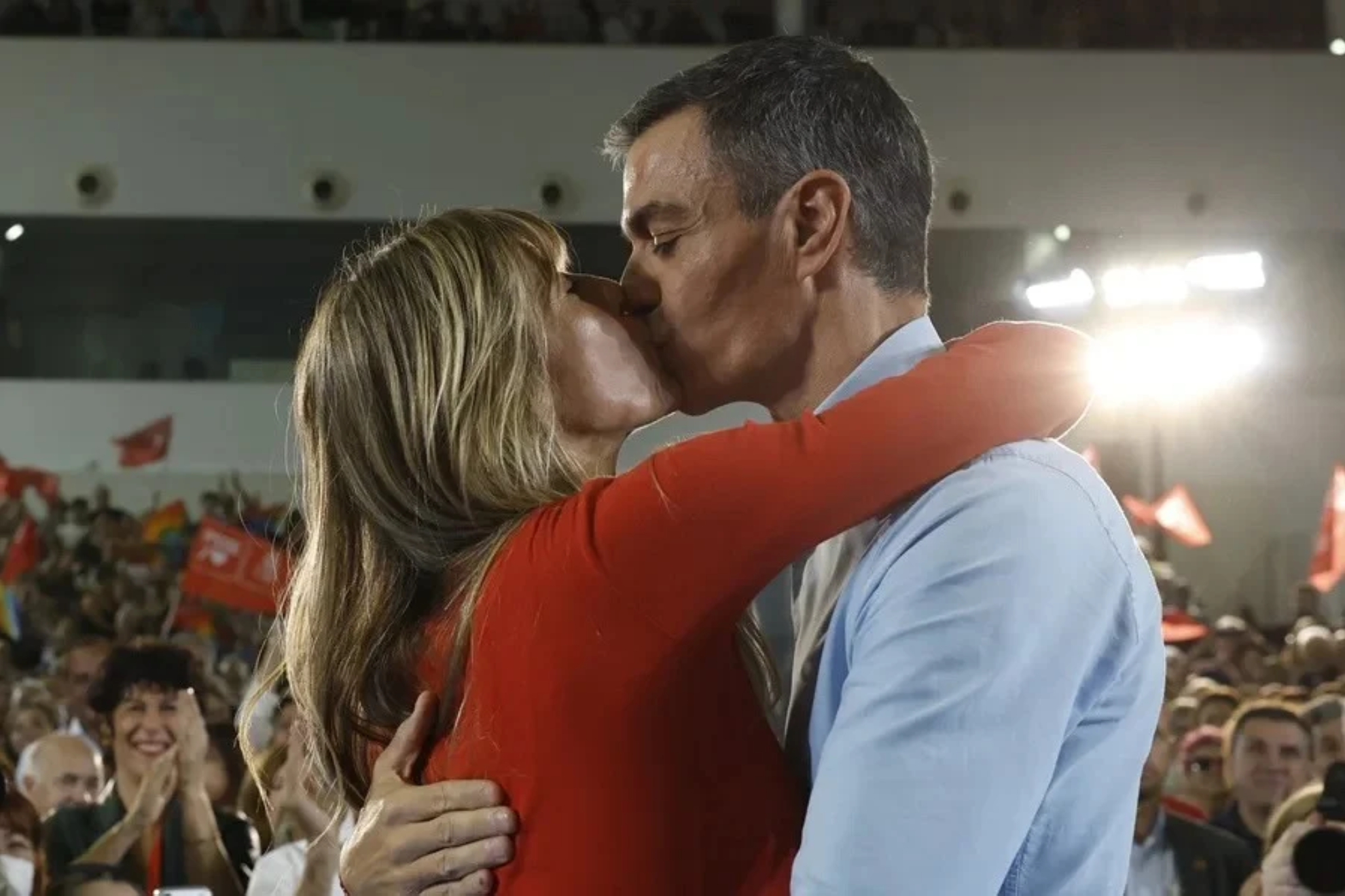Pedro Sánchez se 'declara' a Begoña Gómez con un beso en pleno mitin: “Que lo escuchen alto y claro: te quiero”