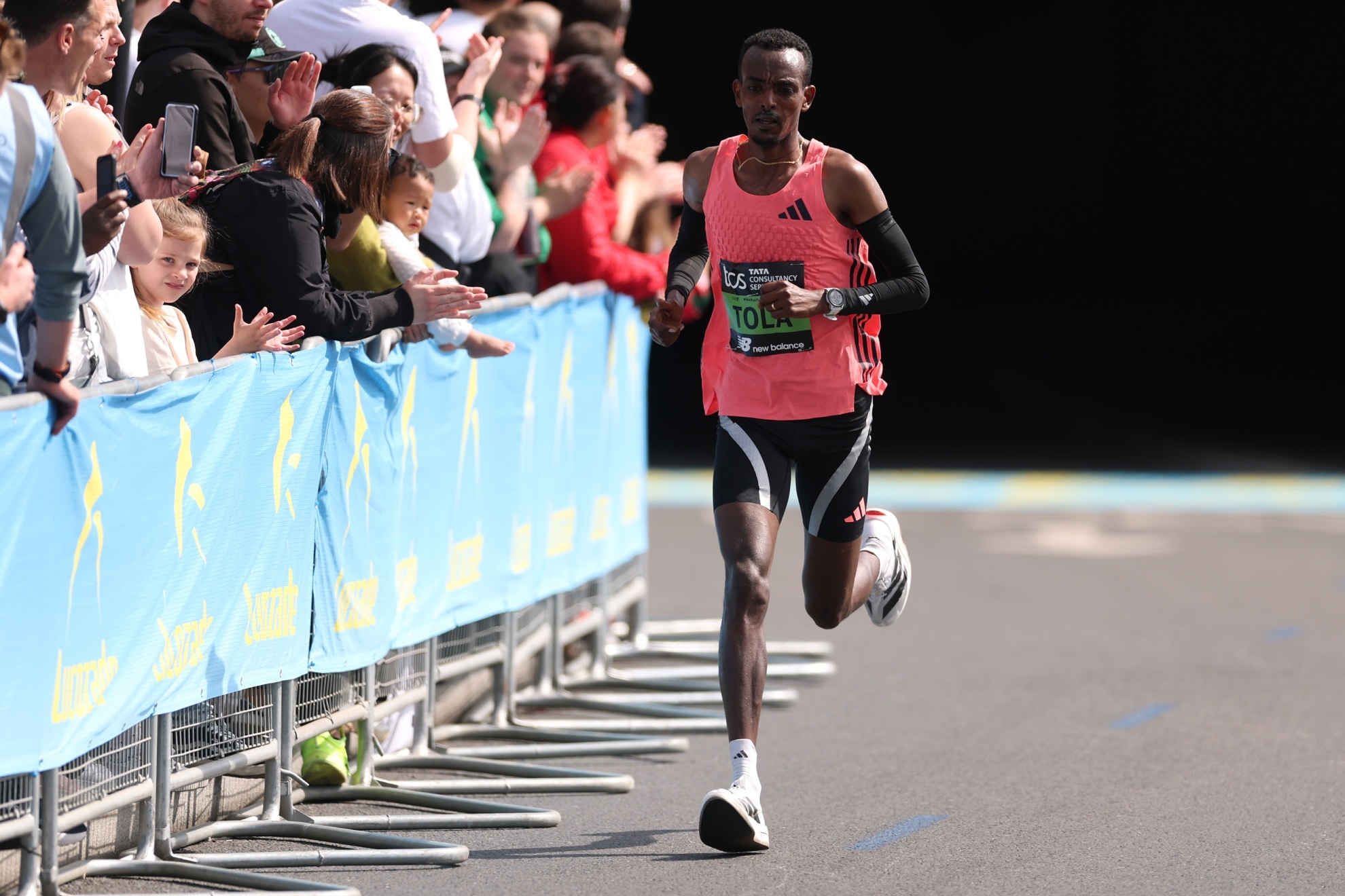 Tola, campeón olímpico, gana el maratón de Pekín con récord de la prueba