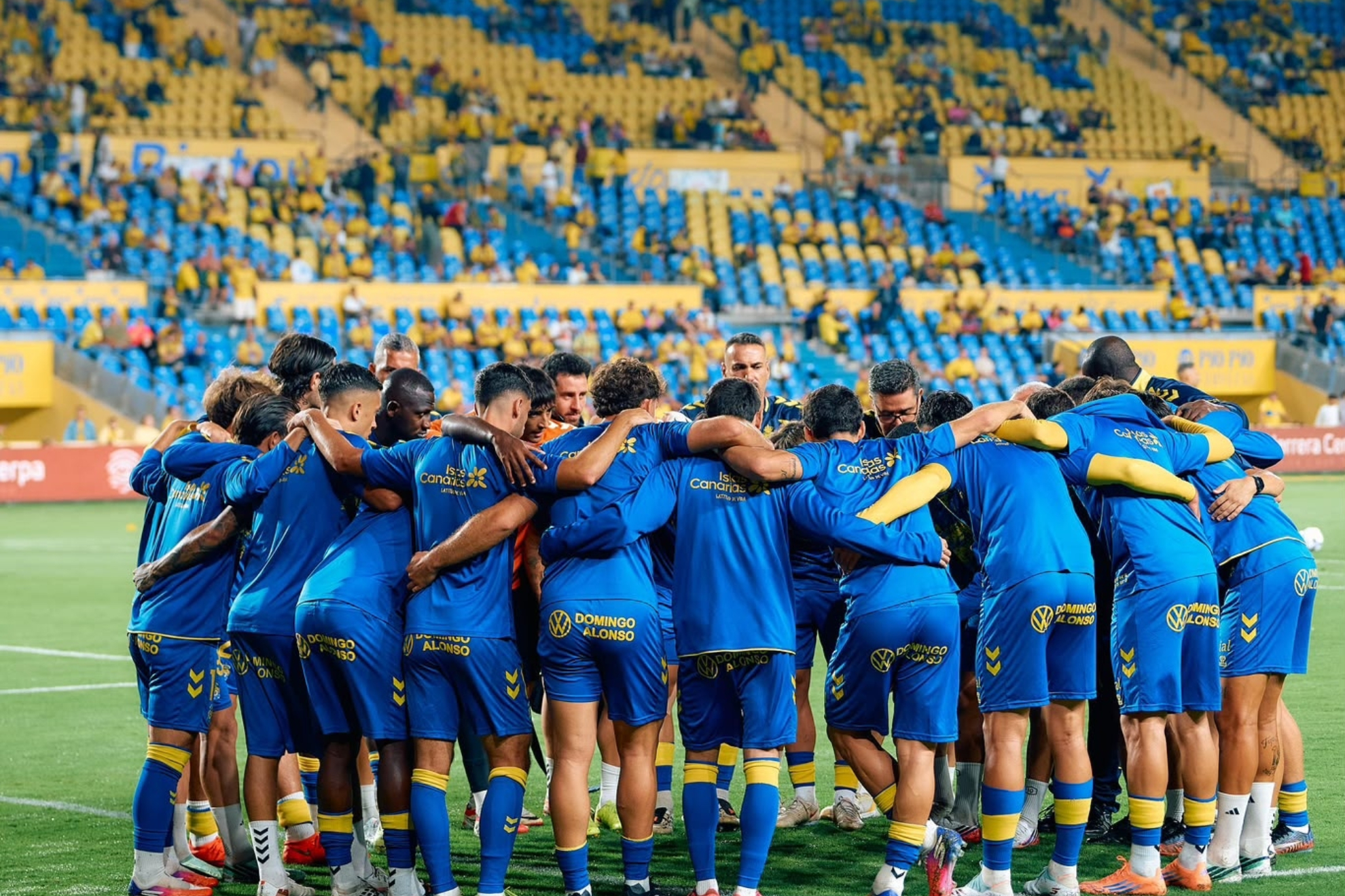 La grada del Gran Canaria se vacía, la afición silba al equipo y comienza a mirar hacia el palco