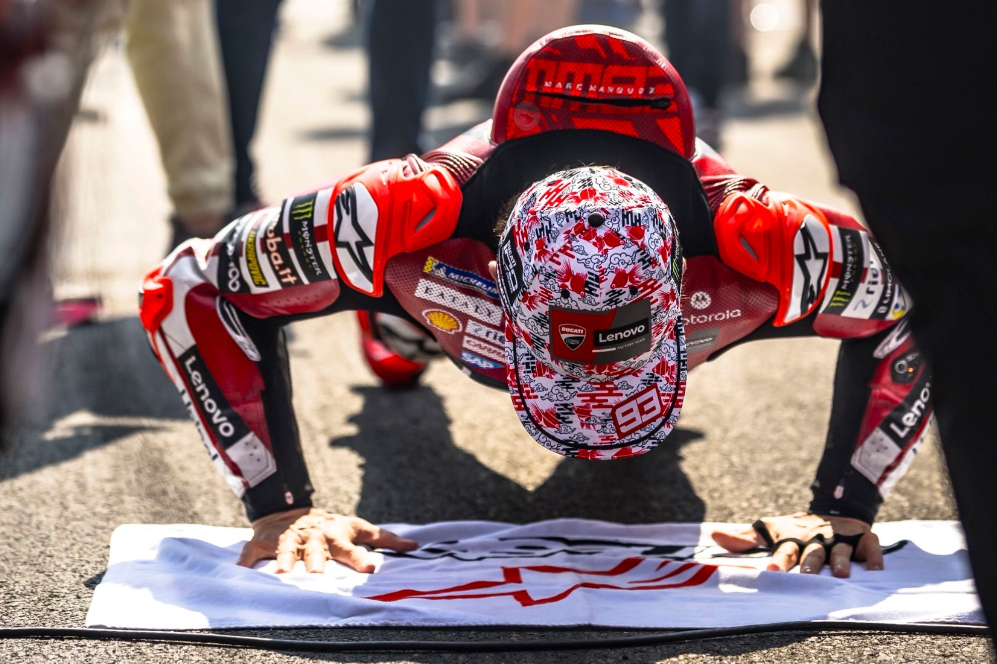 ¿Por qué Marc Márquez hace flexiones en la parrilla de MotoGP?