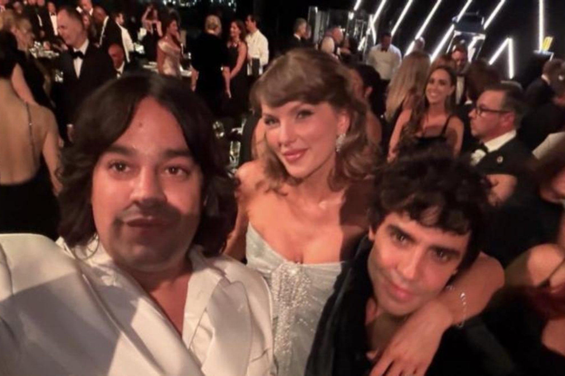 Los Javis y el elenco de ‘La bola negra’ enloquecen al sonar ‘Love Story’ de Taylor Swift en la Academy Museum Gala de Los Ángeles