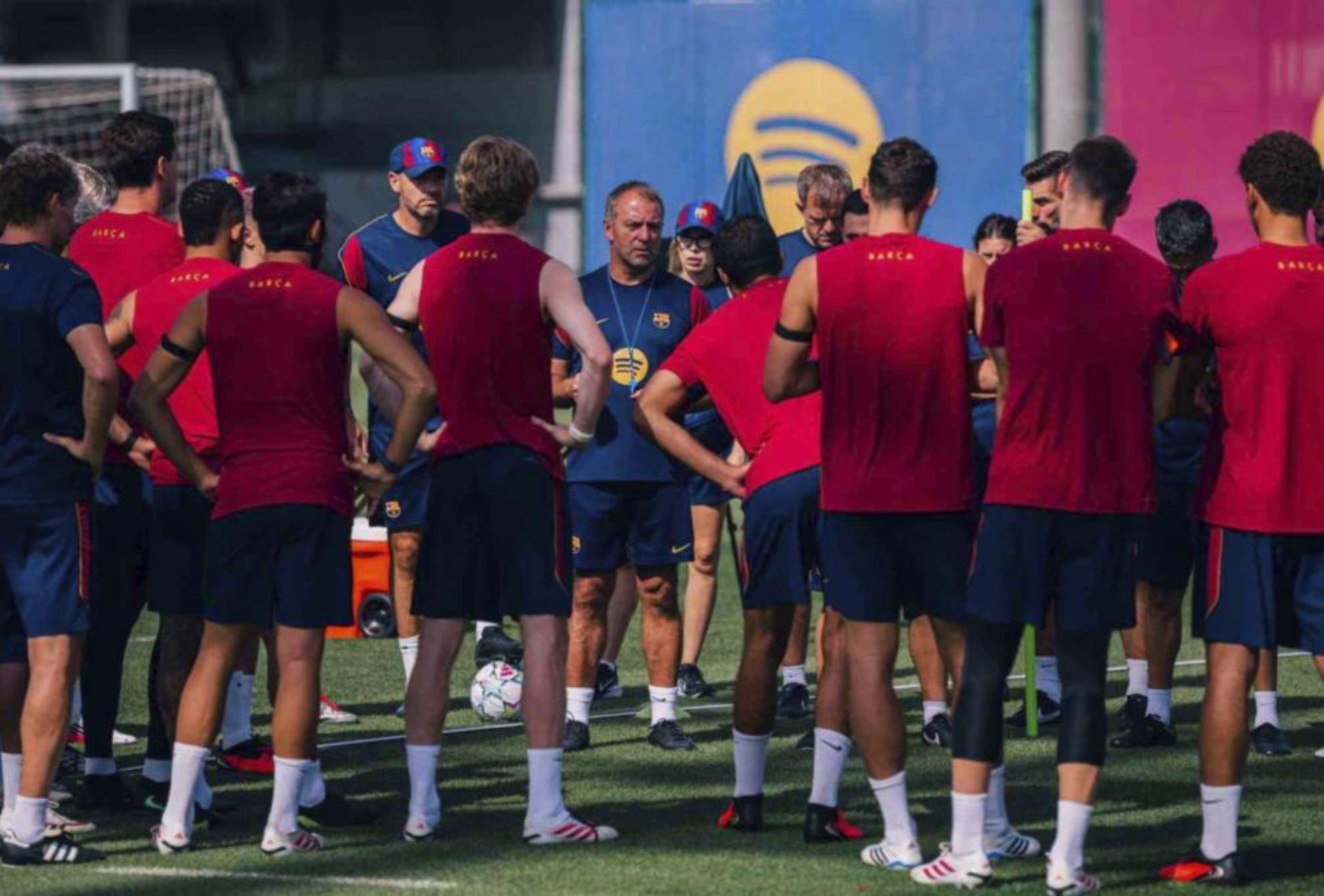 برشلونة يطير إلى باريس بلا كوندي وإريك غارسيا
