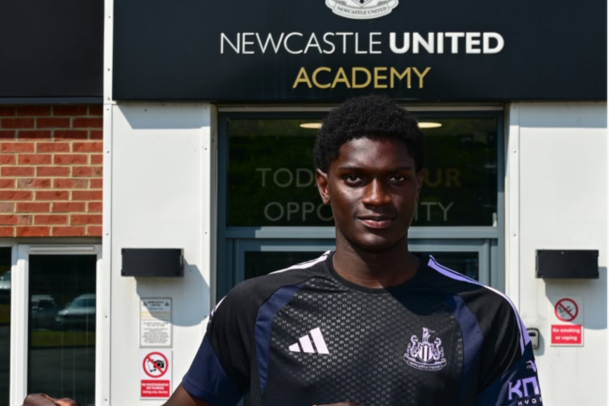 Afner Cá, de jugar en la 'calle' a la Premier: el delantero de 1,92 que viene, es del Newcastle y jugó en España