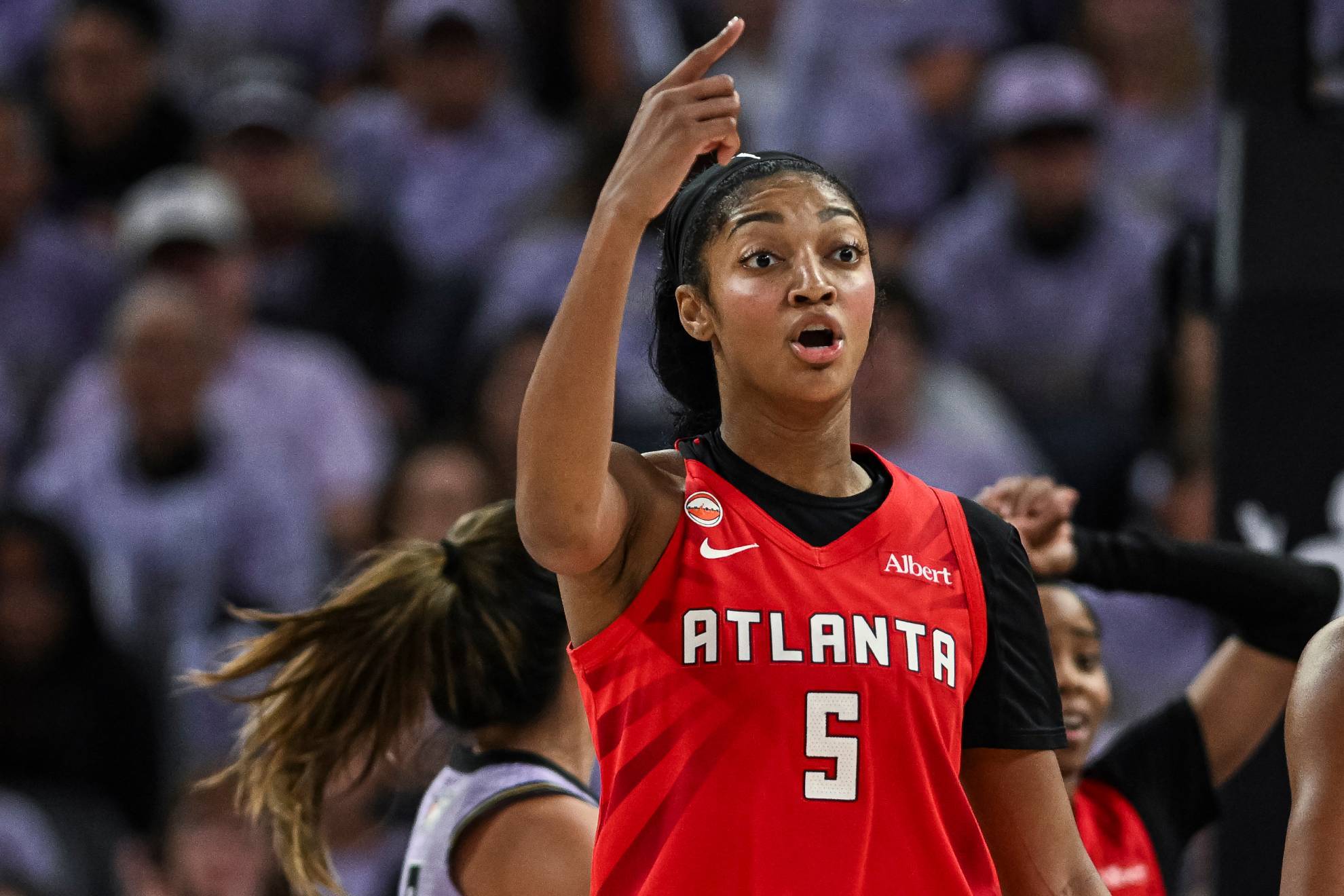 Angel Reese reina en la Finales del la WNBA: las Dream doblegan a las Valkyries y ponen el 1-1