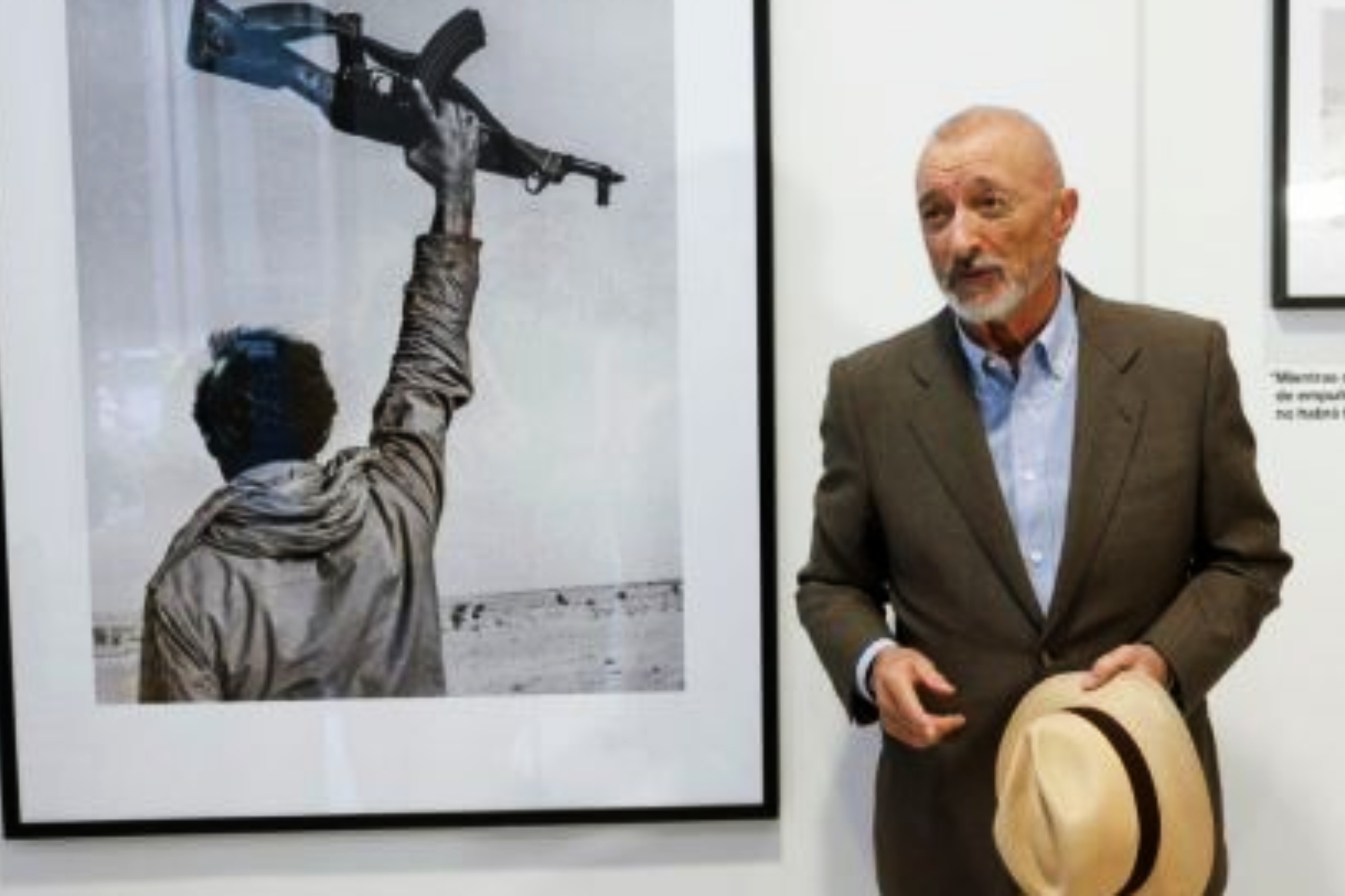 Pérez-Reverte estrena hoy nueva novela y así piensa sobre la vida: "Me educaron en comportamientos que hoy no funcionan: 'buenos días', 'pase usted..."