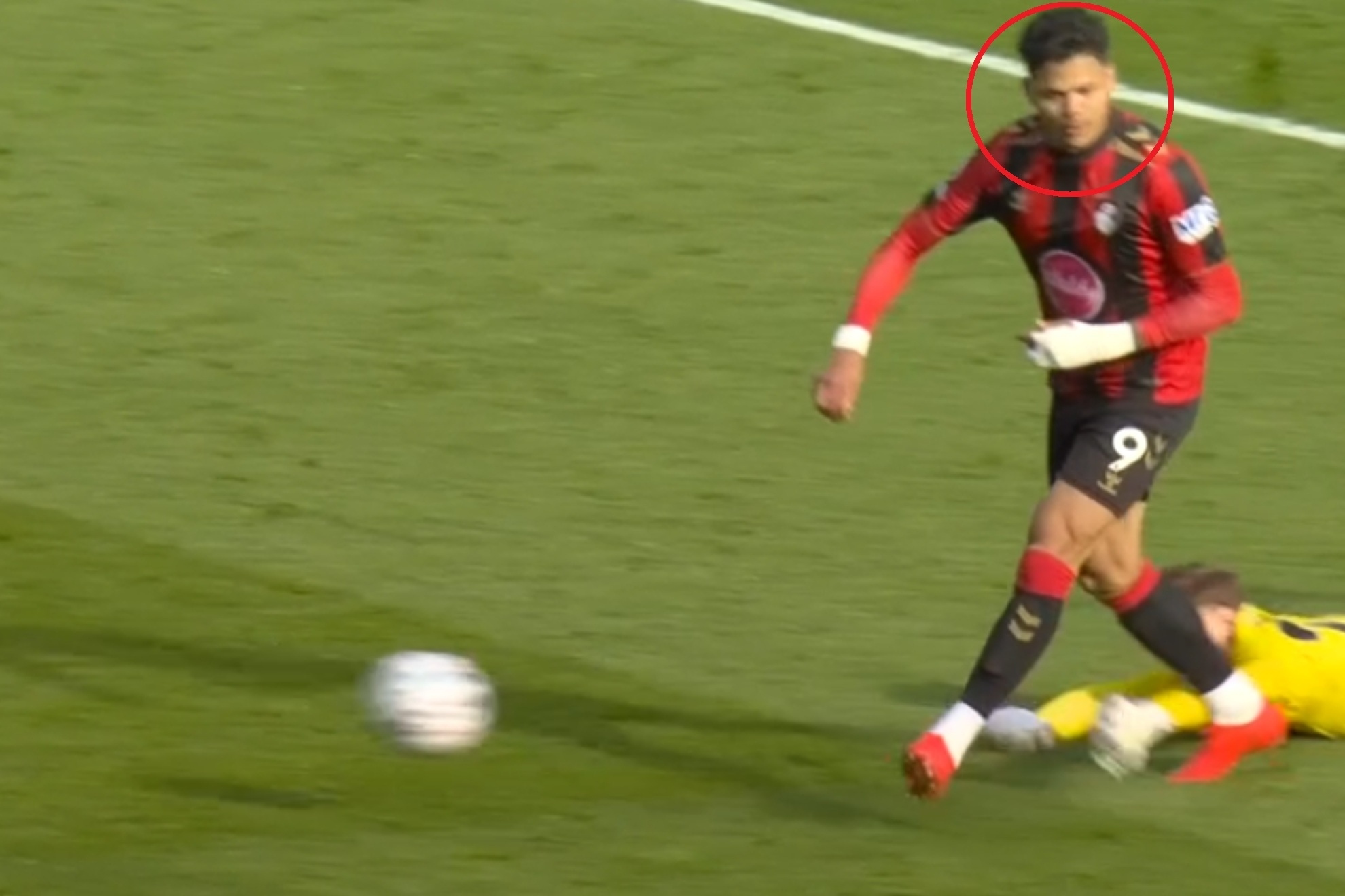 Evanilson recupera el 'no look de Firmino