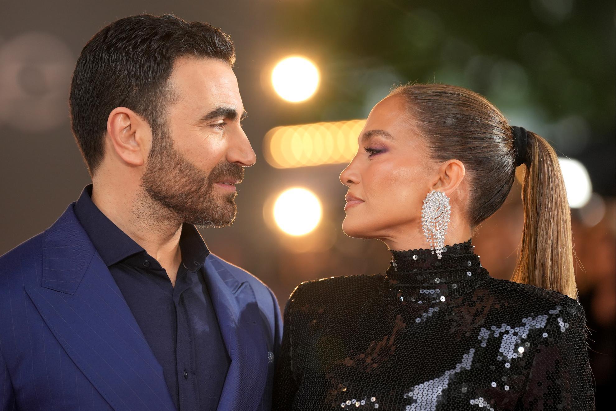 Jennifer Lopez mantiene una relación informal con Brett Goldstein tras su divorcio de Ben Affleck