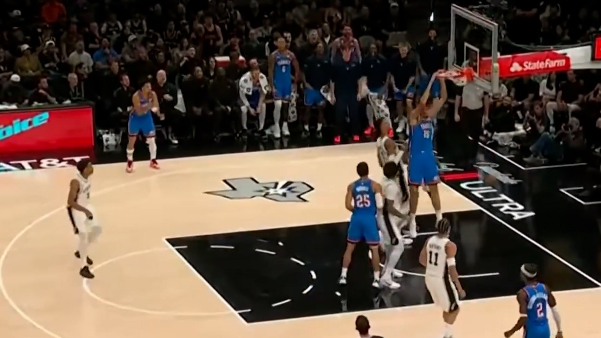 Aday Mara debuta en la NBA metiendo en un póster a Wembanyama