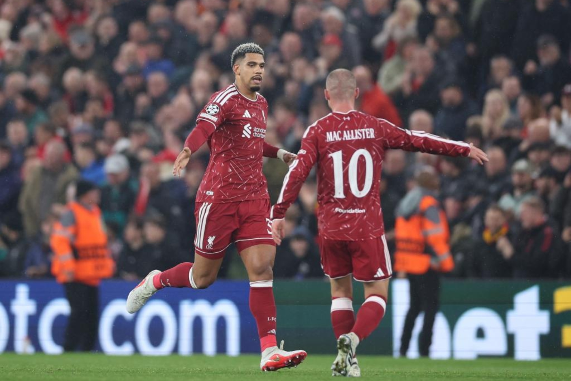 رونالد أراوخو يقترب من البقاء في ليفربول وتفعيل خيار الشراء