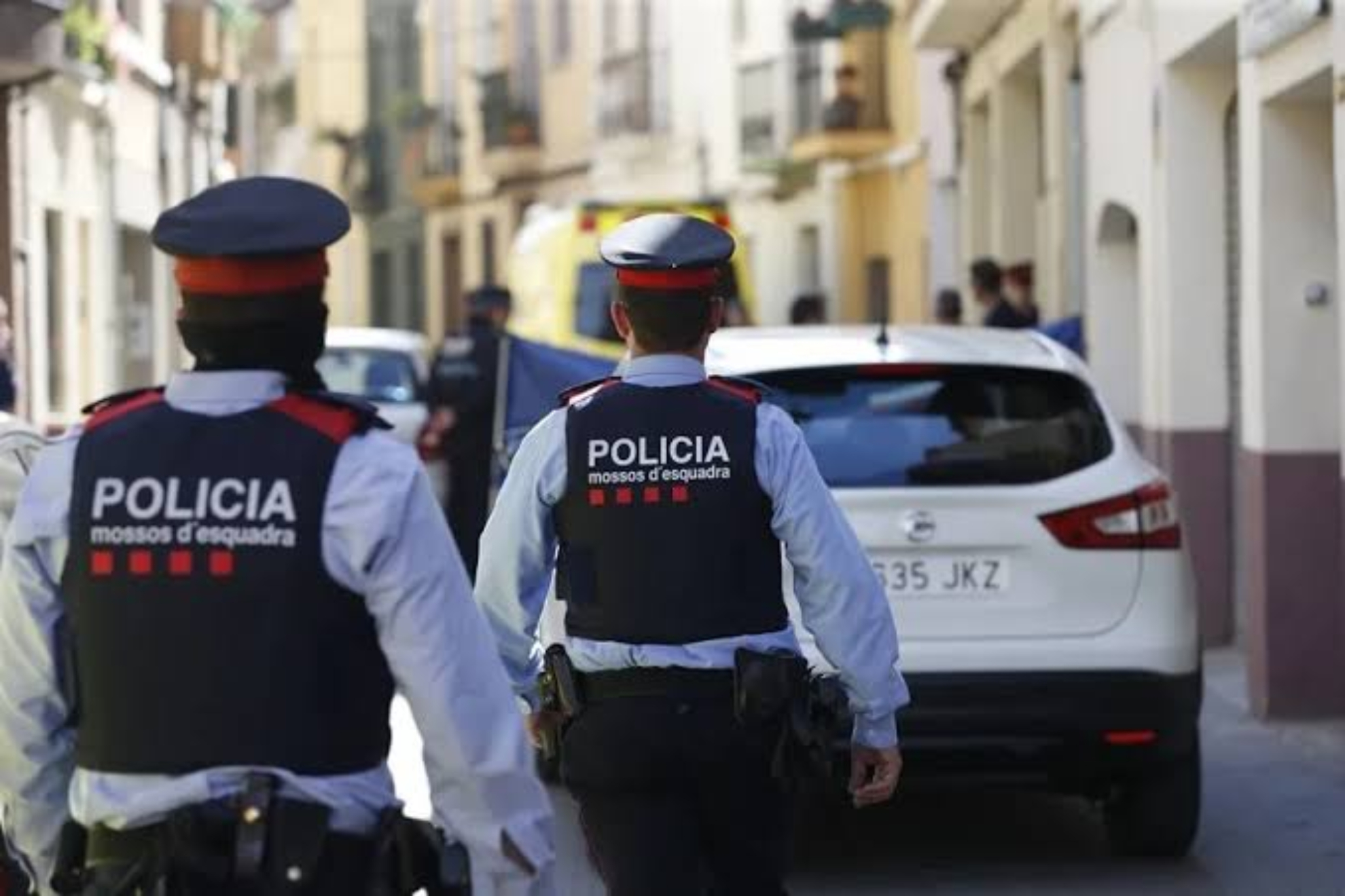 Una niña de dos años, herida muy grave tras caer desde un balcón de un primer piso en Lleida