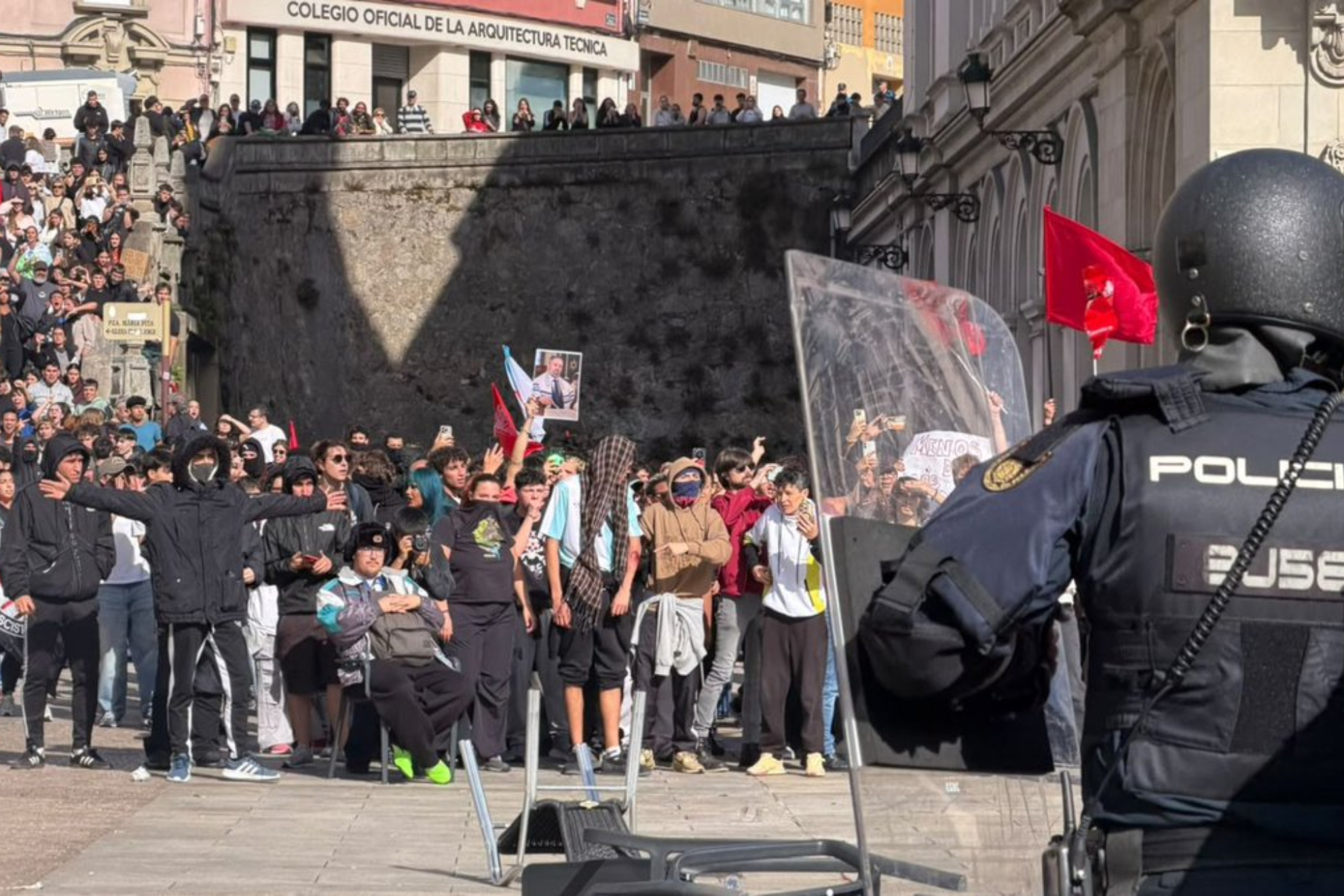 Cargas policiales y disturbios en A Coruña durante una protesta contra Santiago Abascal: más de mil personas se concentran frente a Vox