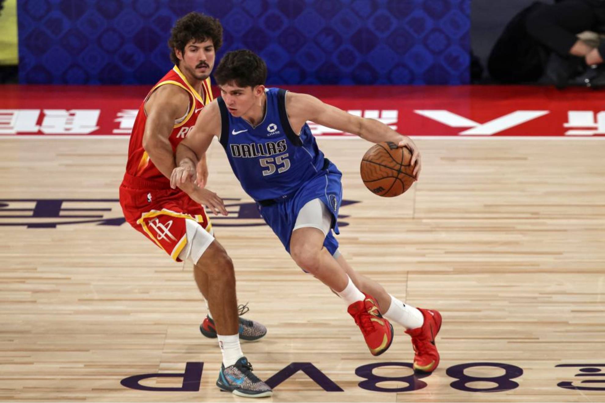 Sergio de Larrea da sus primeros pasos en la NBA rodeado de estrellas
