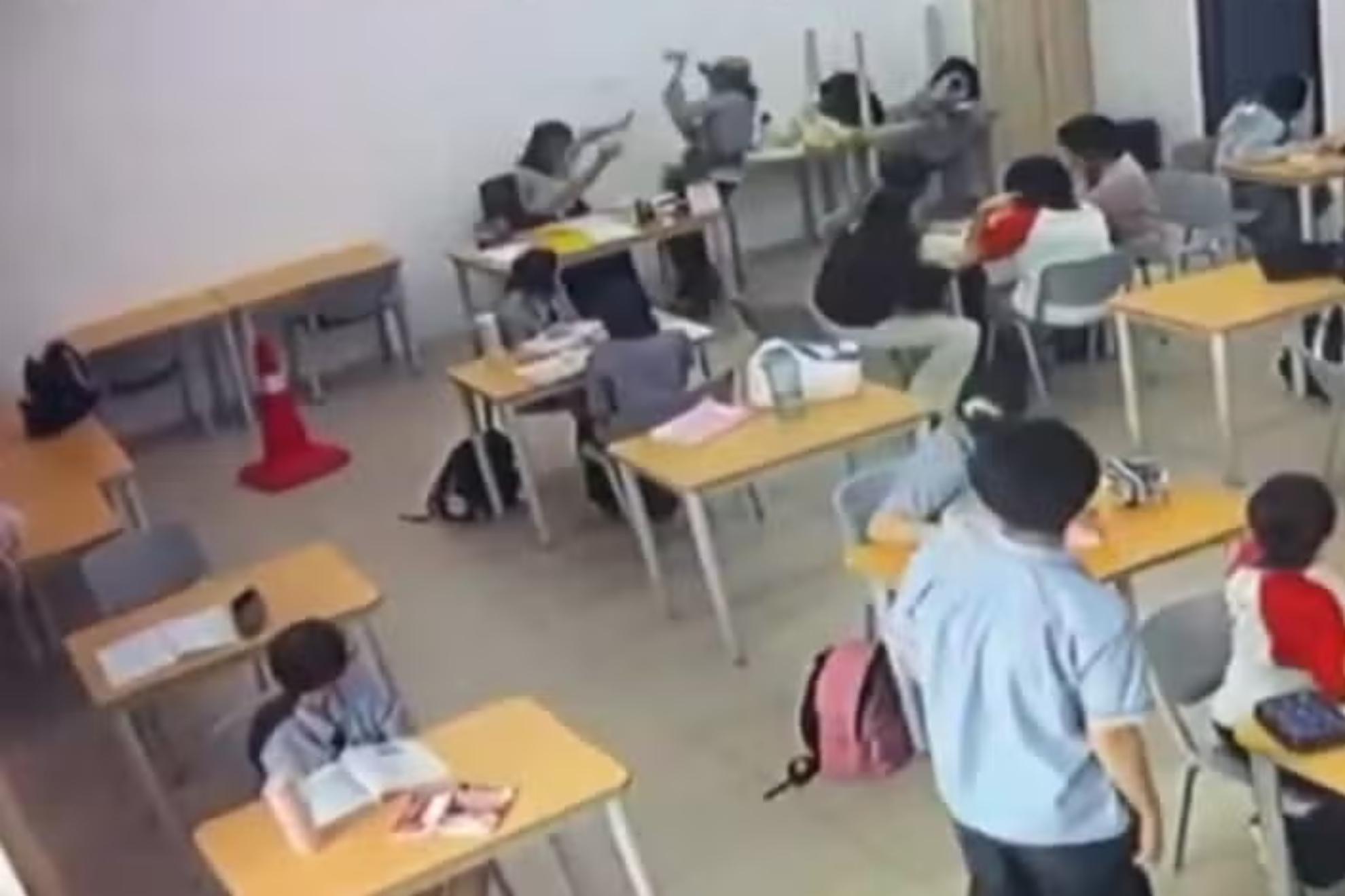 Un estudiante de 16 años ataca con un hacha a una profesora en plena clase en Malasia