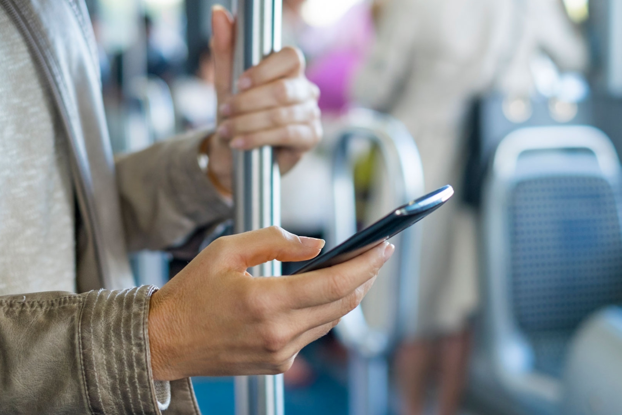 ¿Es posible multar a las personas que no llevan auriculares en el transporte público y molestan al resto? Esto establece la ley al respecto