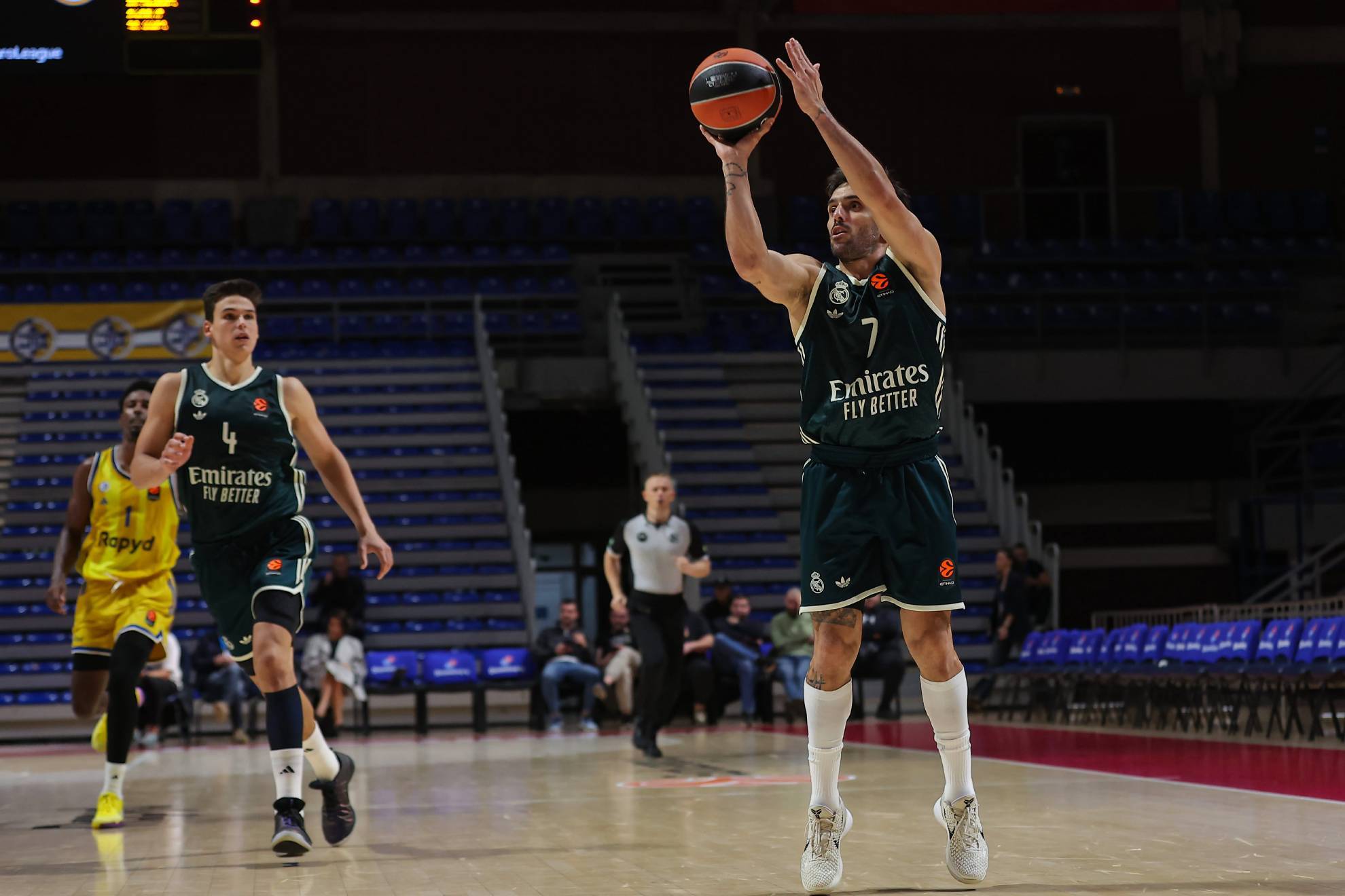 Campazzo lidera el recital triplista del Real Madrid para remontar 15 puntos y aplastar al Maccabi