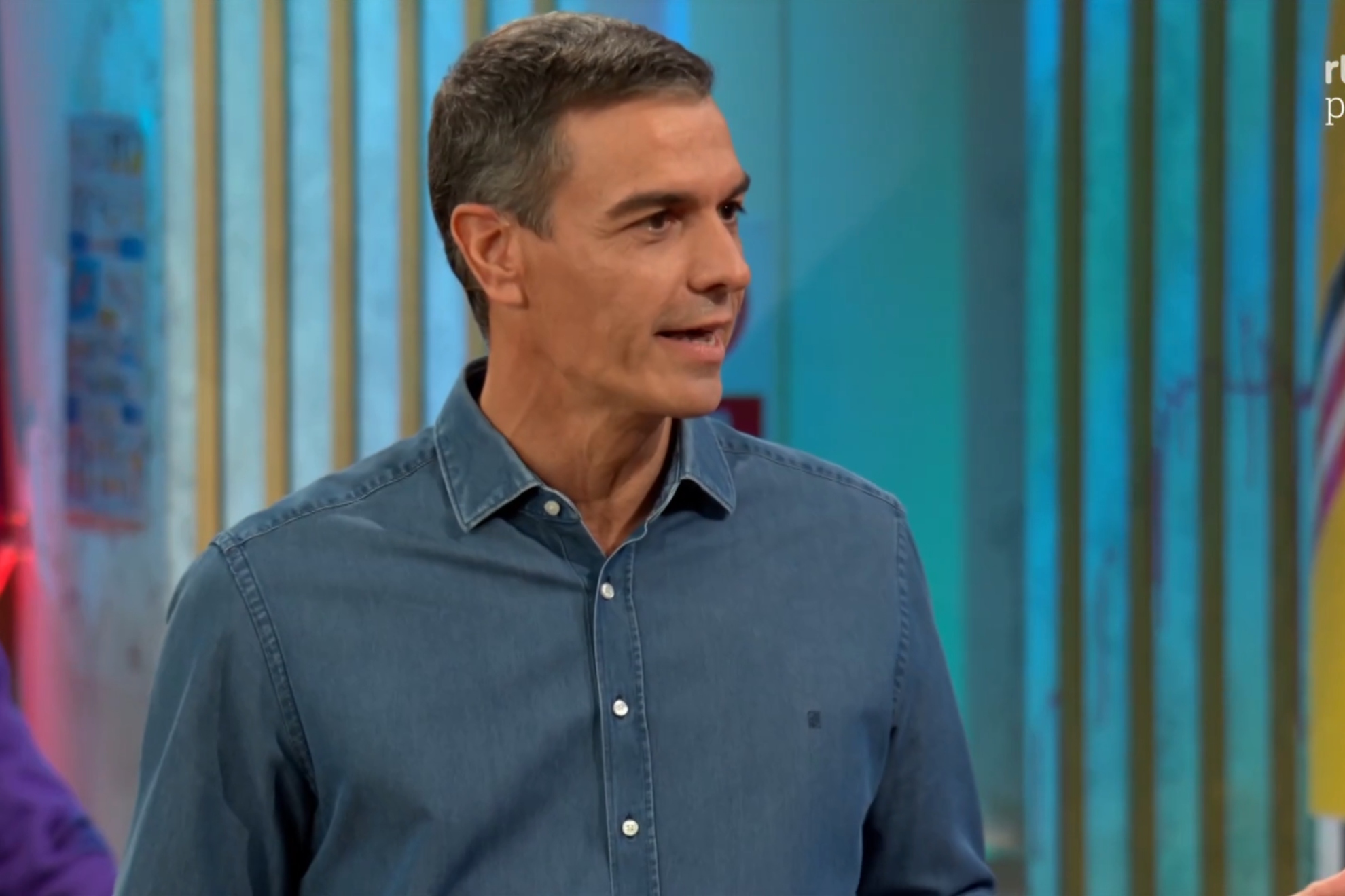 Pedro Sánchez sale del Teatro Albéniz tras su entrevista en 'La Revuelta' recibiendo el calor de la gente: "¡Presidente, presidente!"