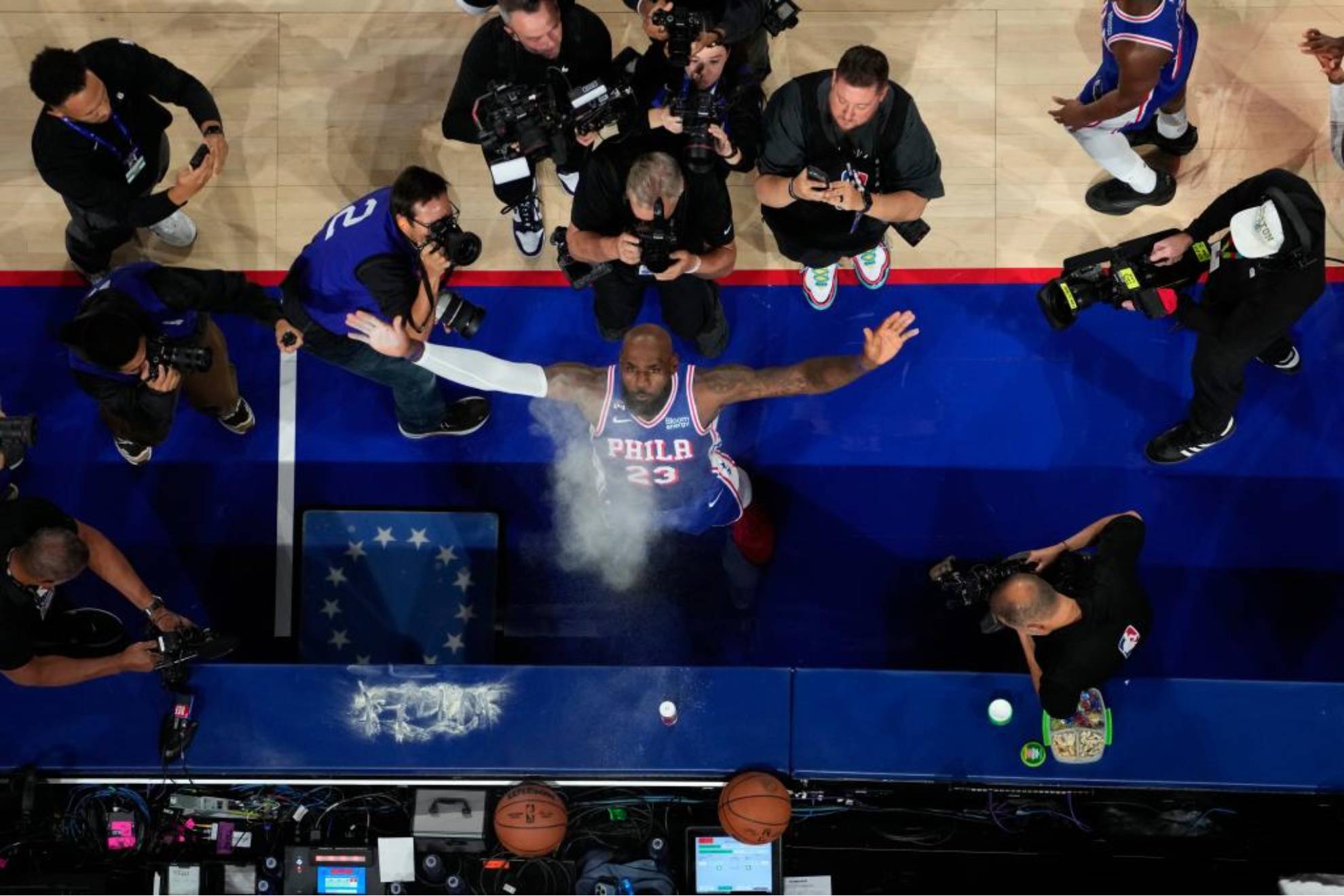 LeBron responde a Trump por criticar su comportamiento durante el himno