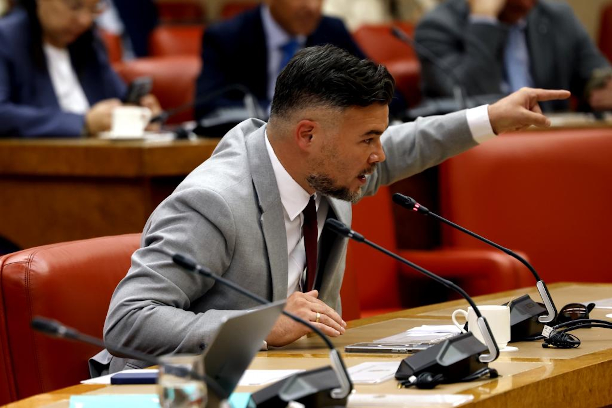 Gabriel Rufián estalla: "Si te quieres hacer rico, te compras cuadros, cromos o vino, pero no me jodas con la vivienda"