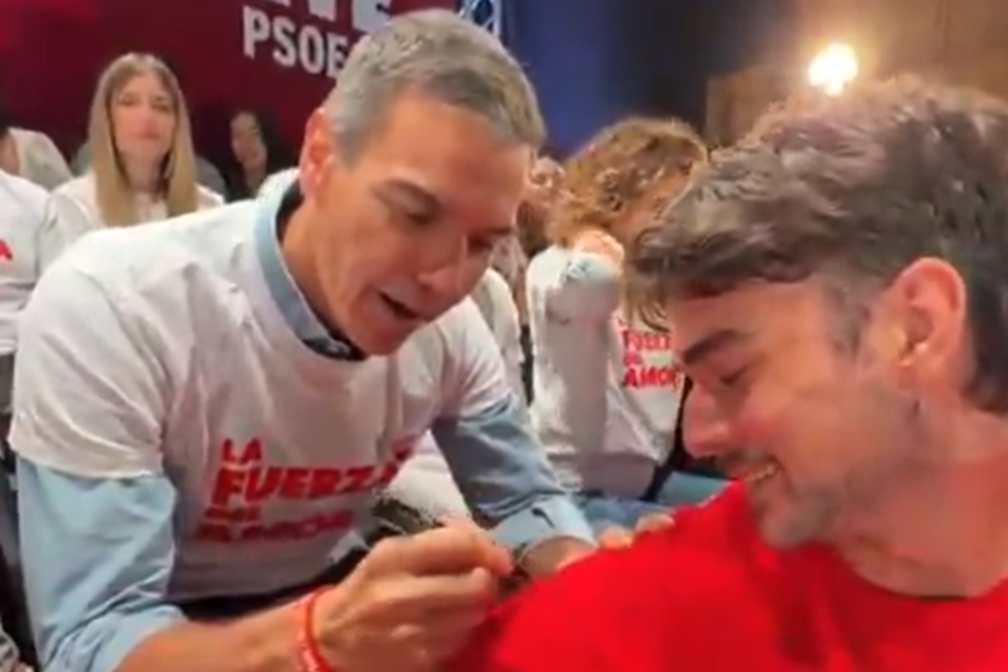 Le piden un autógrafo a Pedro Sánchez y su respuesta desata la locura en redes sociales: "¿Pedro o Perro?"
